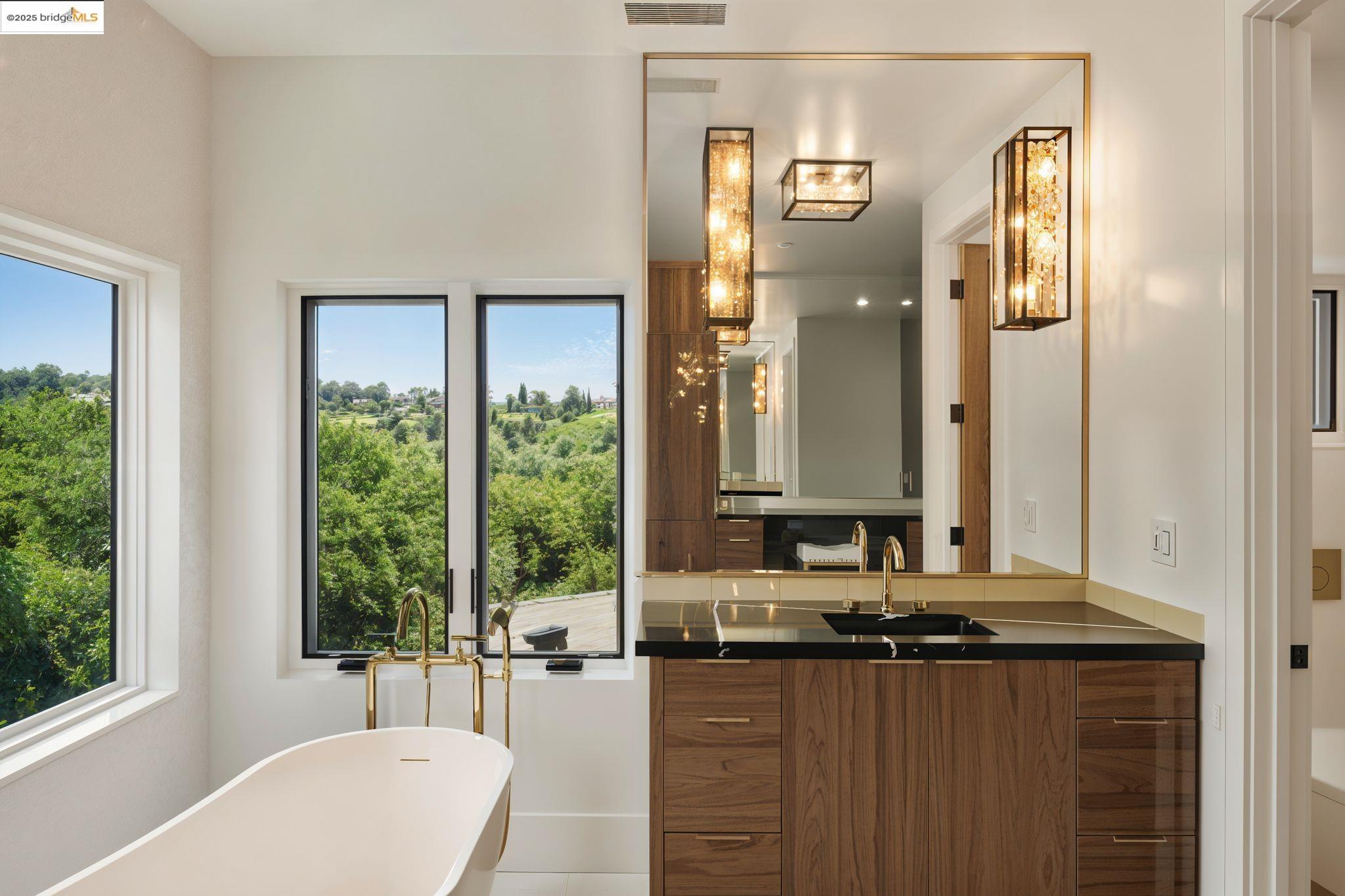 Detail Gallery Image 38 of 55 For 13462 Campus Drive, Oakland,  CA 94619 - 5 Beds | 5/2 Baths