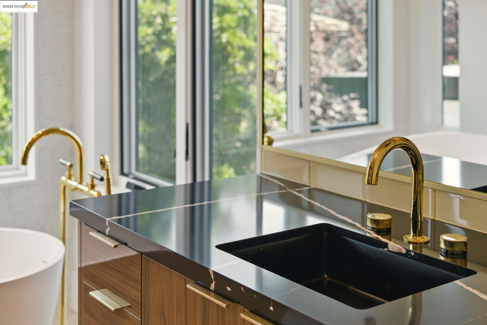 Detail Gallery Image 39 of 55 For 13462 Campus Drive, Oakland,  CA 94619 - 5 Beds | 5/2 Baths