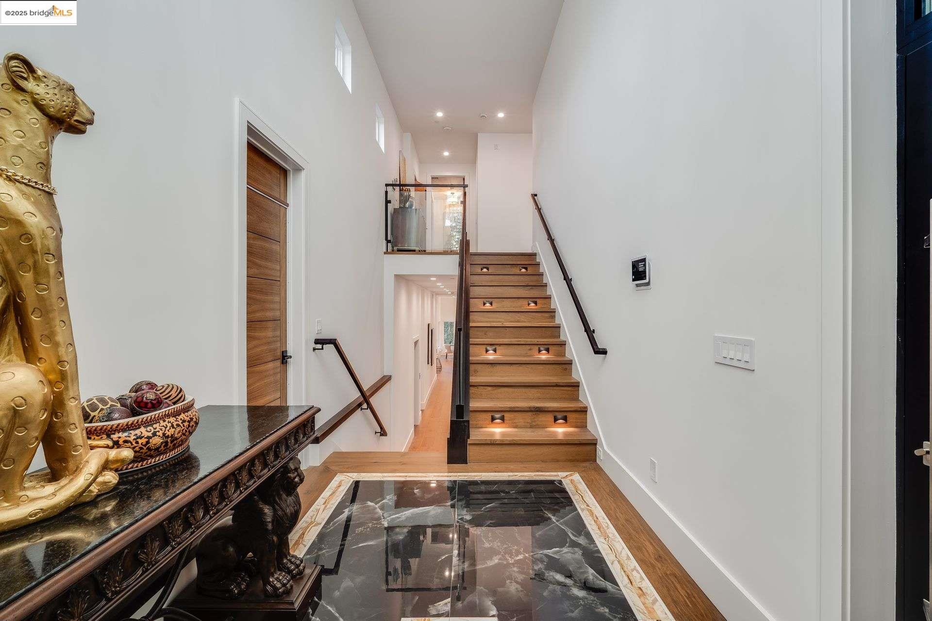 Detail Gallery Image 5 of 55 For 13462 Campus Drive, Oakland,  CA 94619 - 5 Beds | 5/2 Baths