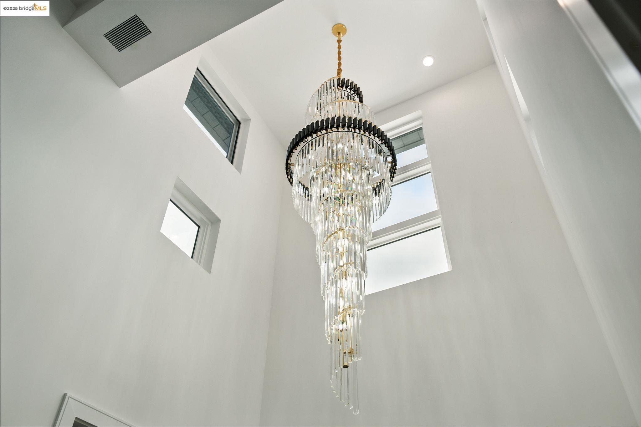 Detail Gallery Image 6 of 55 For 13462 Campus Drive, Oakland,  CA 94619 - 5 Beds | 5/2 Baths