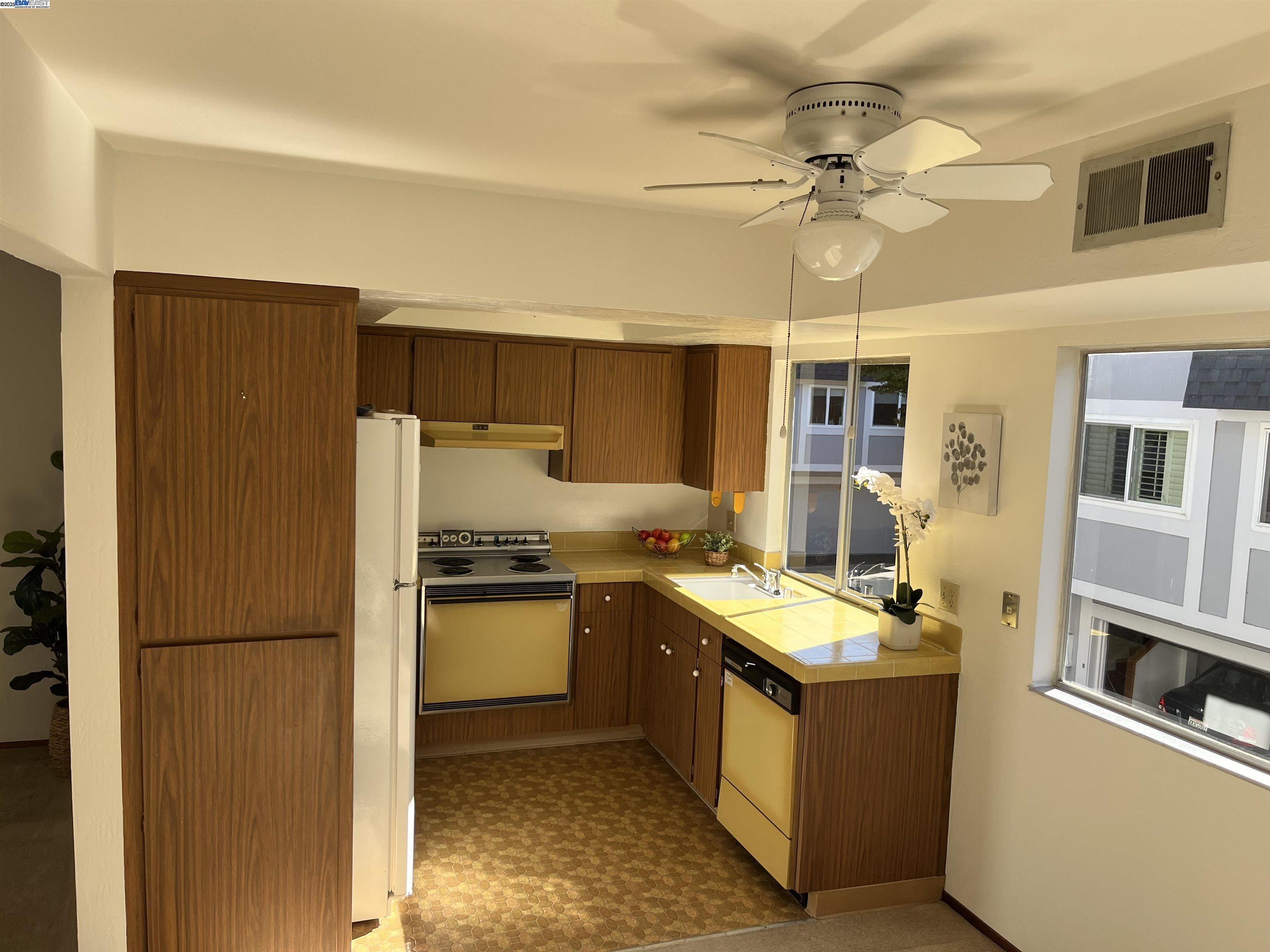 Detail Gallery Image 9 of 23 For 14033 Reed Ave, San Leandro,  CA 94578 - 2 Beds | 2 Baths