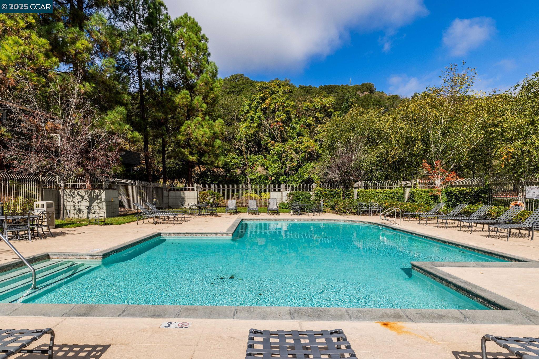 Detail Gallery Image 12 of 15 For 560 Canyon Oaks #H,  Oakland,  CA 94605 - 2 Beds | 2 Baths