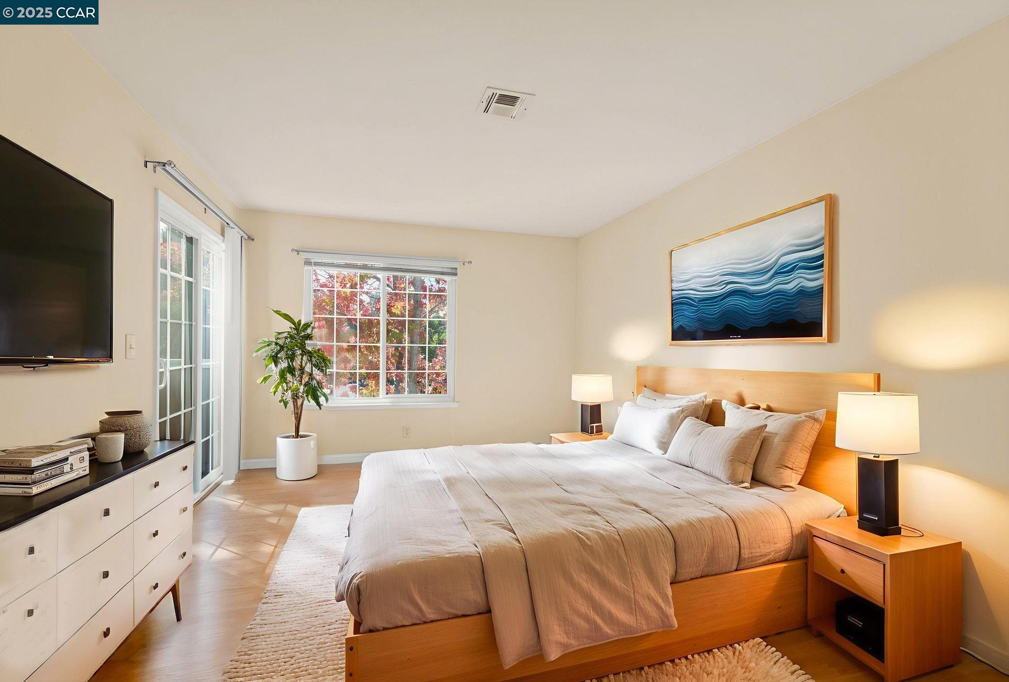 Detail Gallery Image 3 of 15 For 560 Canyon Oaks #H,  Oakland,  CA 94605 - 2 Beds | 2 Baths