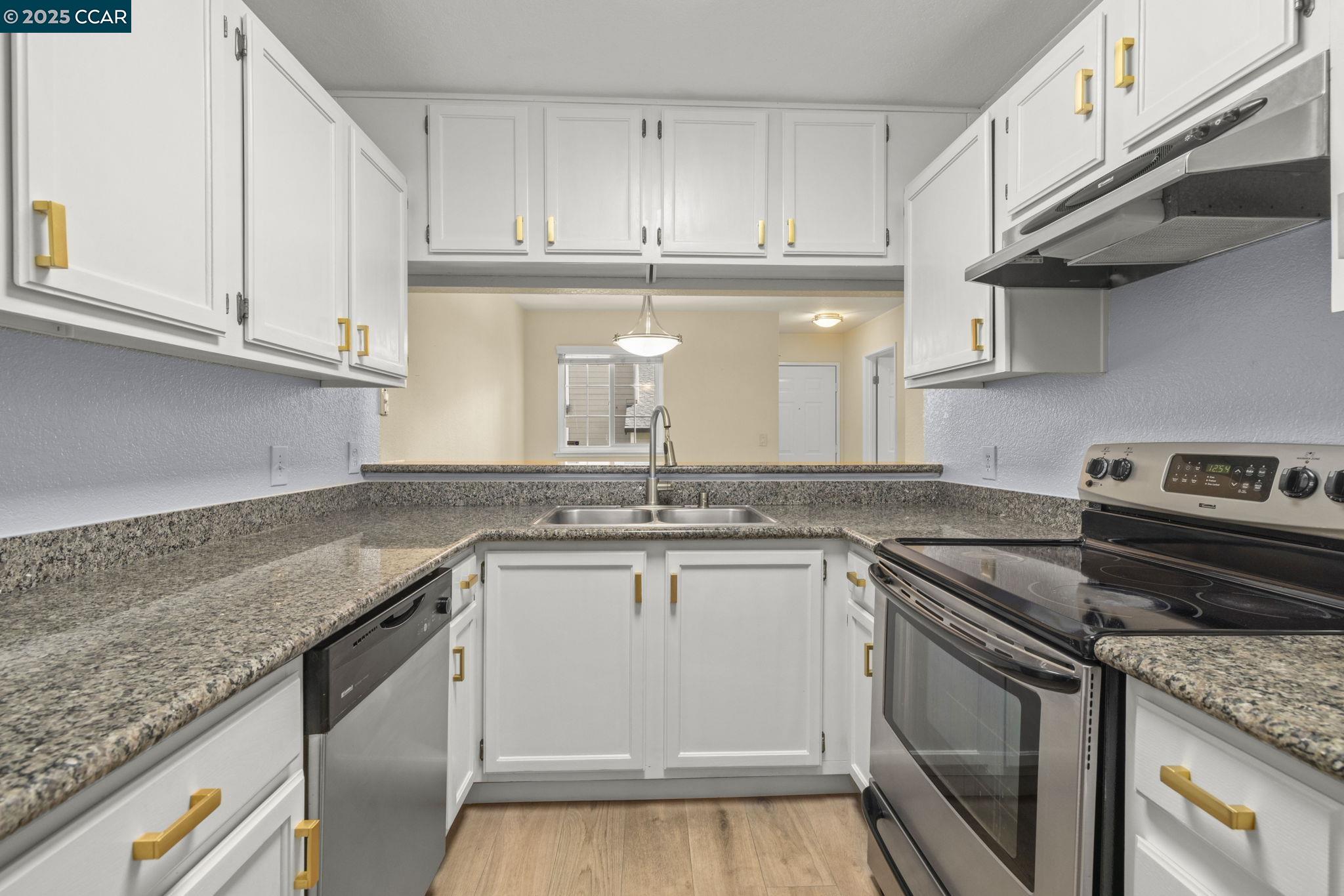 Detail Gallery Image 4 of 15 For 560 Canyon Oaks #H,  Oakland,  CA 94605 - 2 Beds | 2 Baths