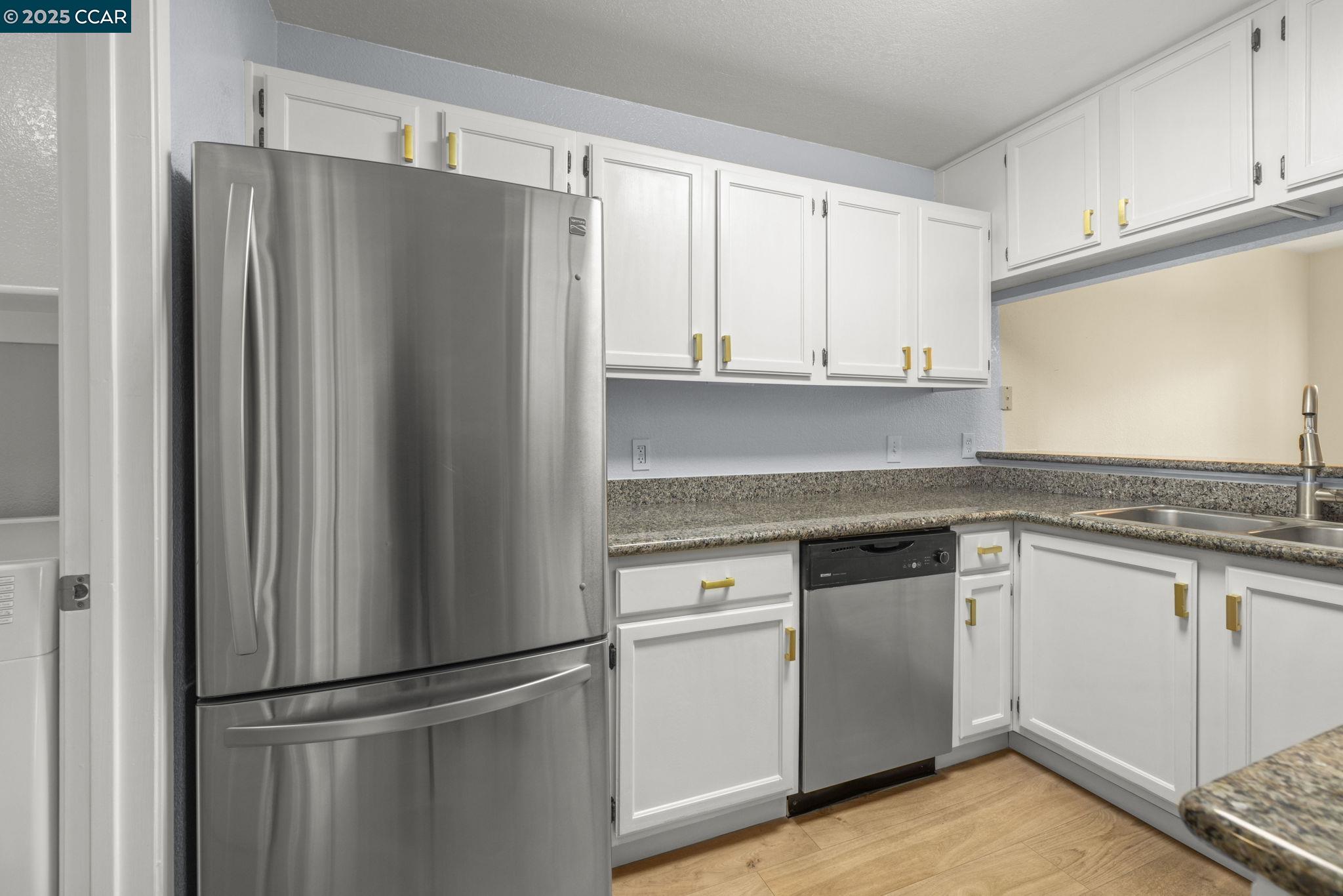 Detail Gallery Image 5 of 15 For 560 Canyon Oaks #H,  Oakland,  CA 94605 - 2 Beds | 2 Baths