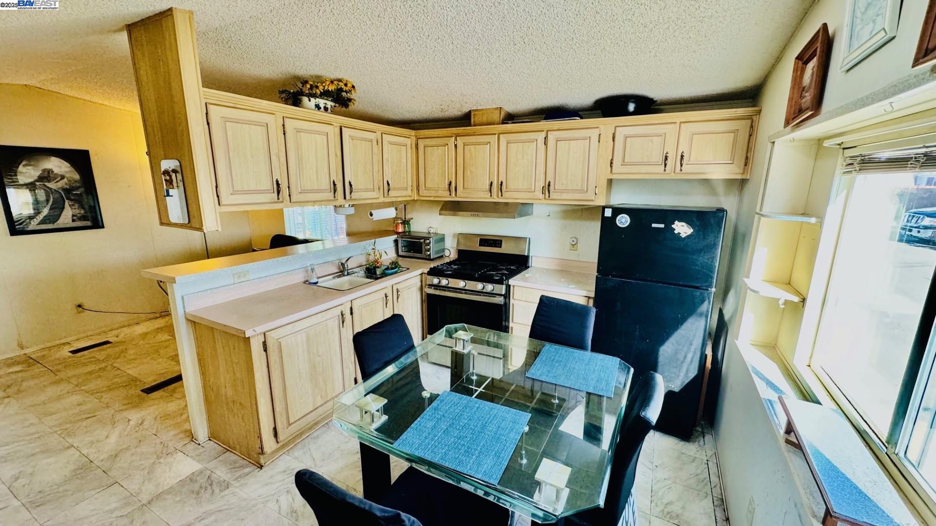 Detail Gallery Image 2 of 9 For 2399 E 14th #112,  San Leandro,  CA 94577 - 1 Beds | 1 Baths