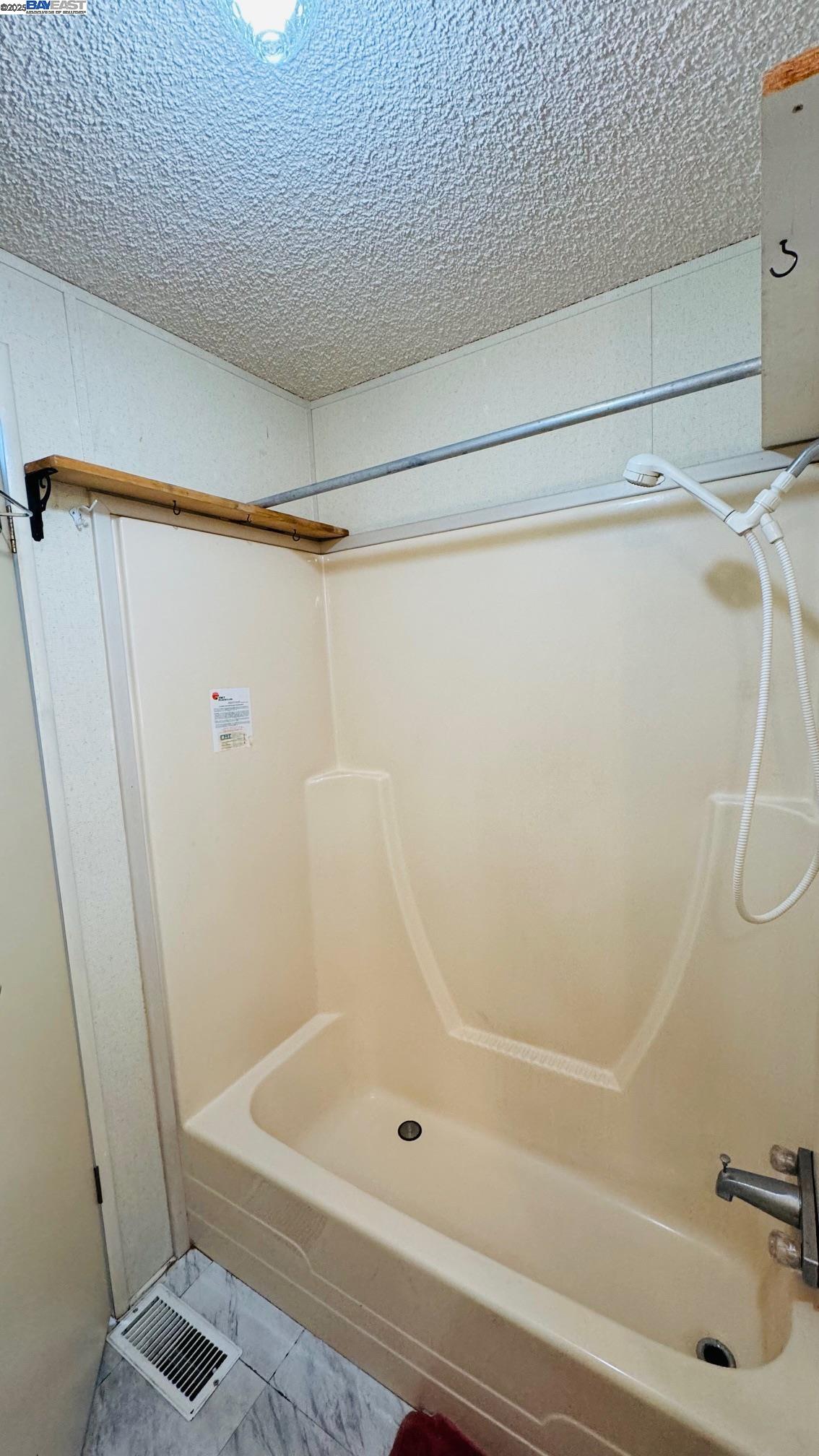 Detail Gallery Image 8 of 9 For 2399 E 14th #112,  San Leandro,  CA 94577 - 1 Beds | 1 Baths