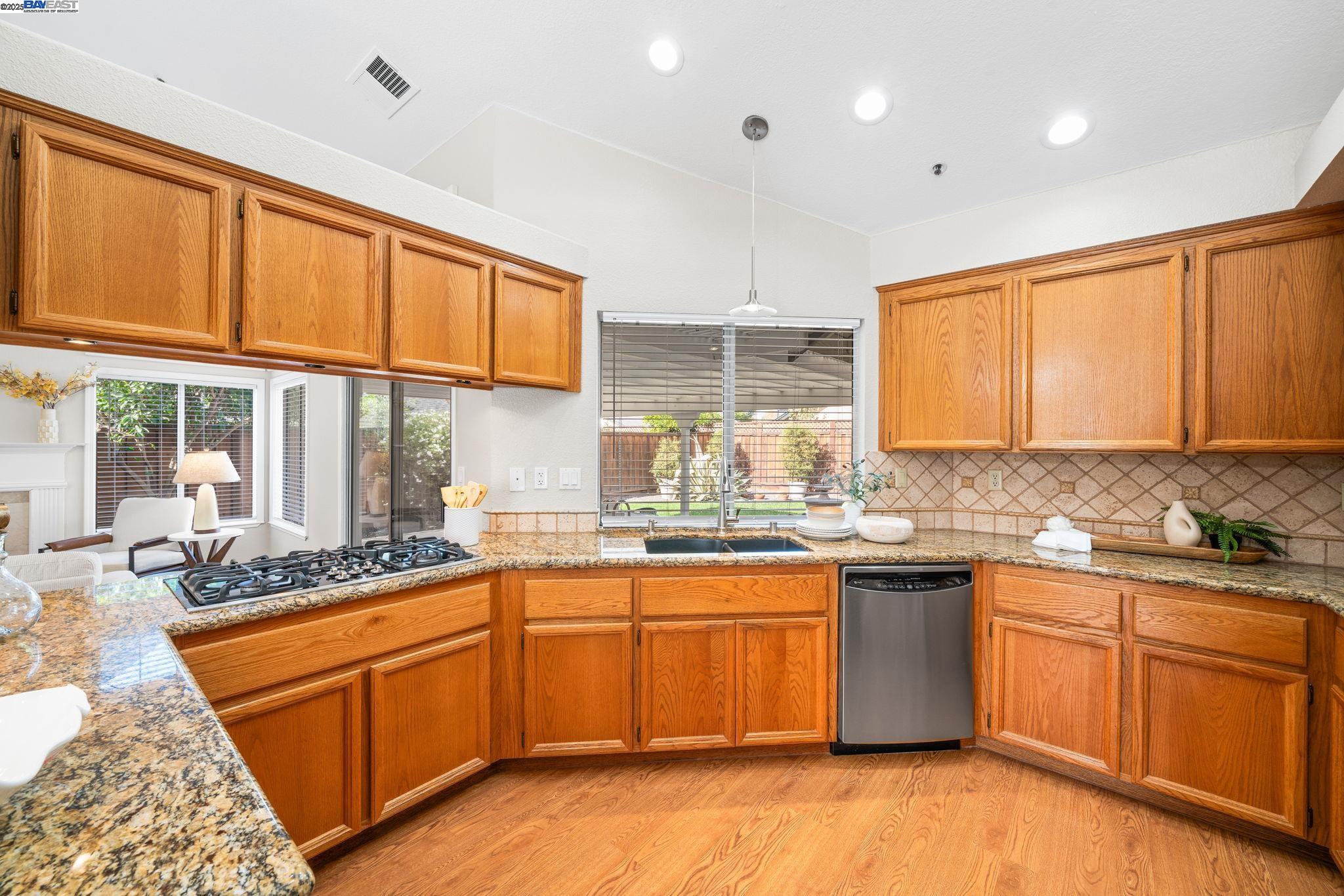 Detail Gallery Image 8 of 60 For 1622 Placer Cir, Livermore,  CA 94551 - 3 Beds | 2 Baths