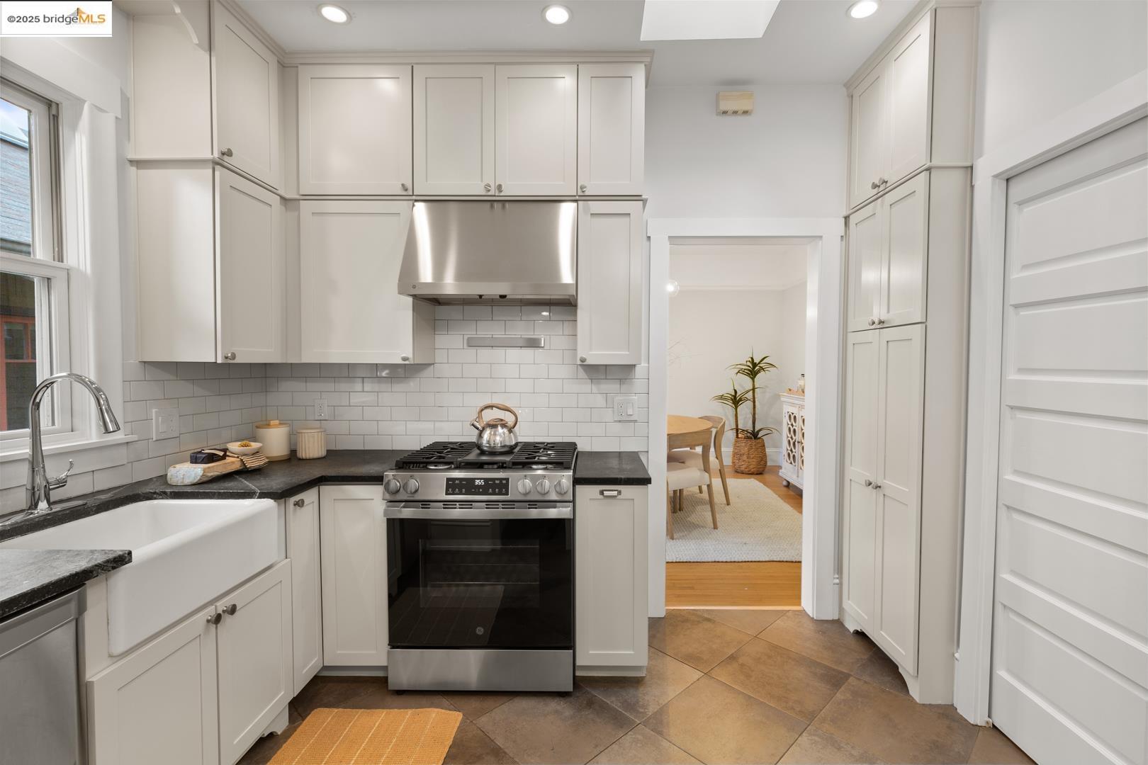 Detail Gallery Image 15 of 33 For 2644 Parker St, Berkeley,  CA 94704 - 2 Beds | 1 Baths