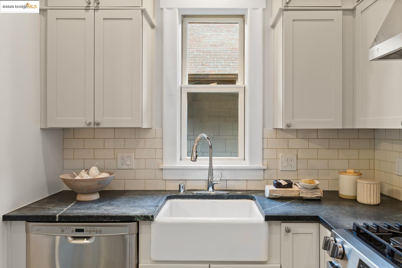 Detail Gallery Image 18 of 33 For 2644 Parker St, Berkeley,  CA 94704 - 2 Beds | 1 Baths