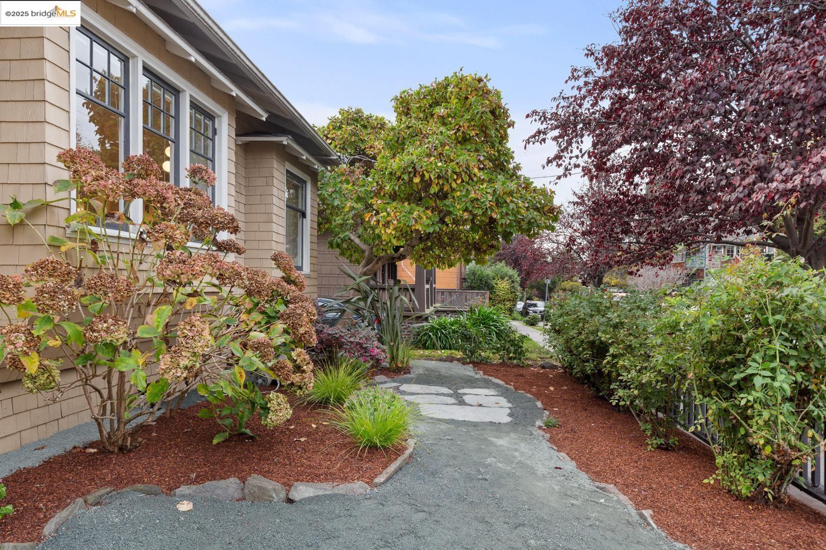 Detail Gallery Image 3 of 33 For 2644 Parker St, Berkeley,  CA 94704 - 2 Beds | 1 Baths