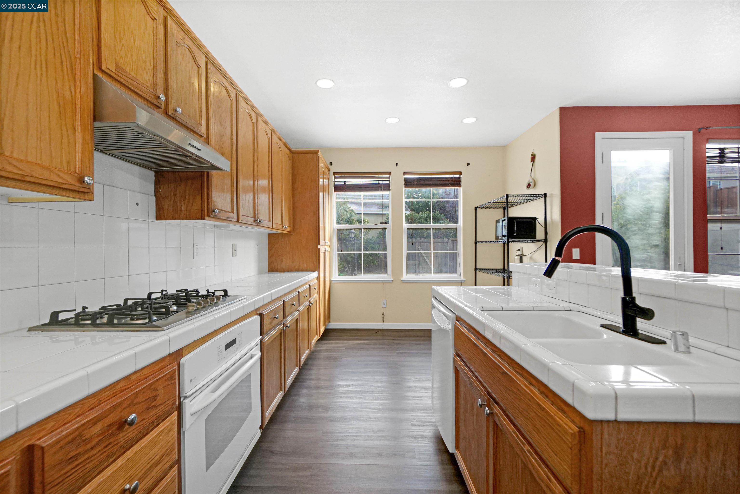 Detail Gallery Image 18 of 57 For 5700 Oakmont Dr, Richmond,  CA 94806 - 6 Beds | 3 Baths