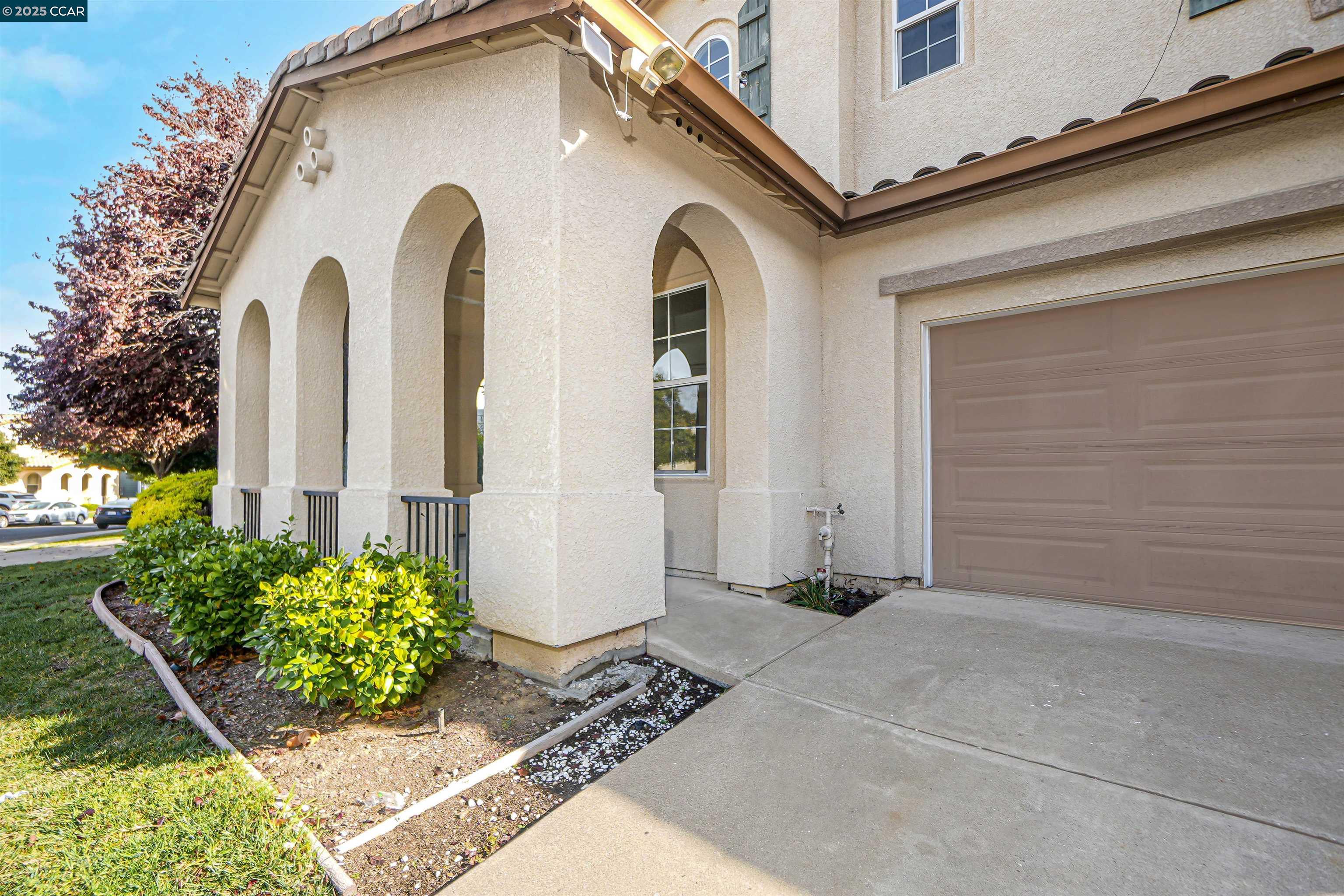 Detail Gallery Image 4 of 57 For 5700 Oakmont Dr, Richmond,  CA 94806 - 6 Beds | 3 Baths