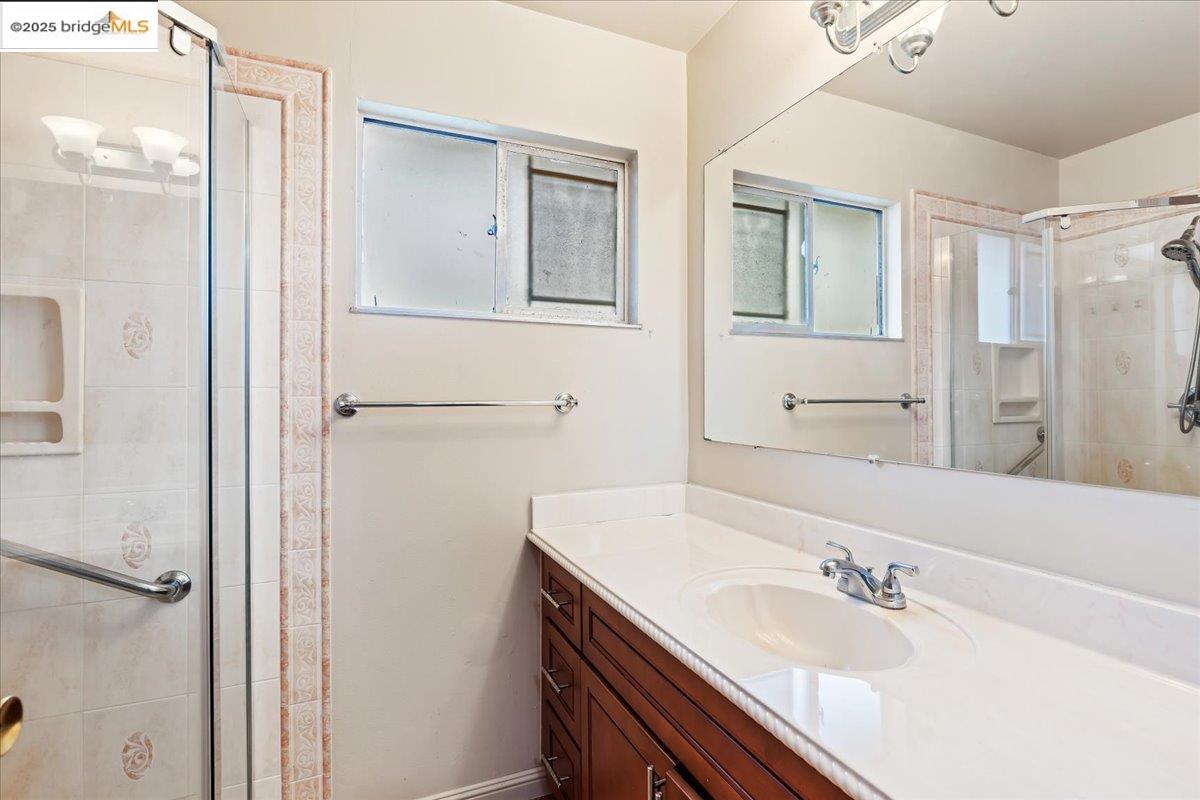 Detail Gallery Image 14 of 28 For 4704 Scotia Ave, Oakland,  CA 94605 - 4 Beds | 2/1 Baths