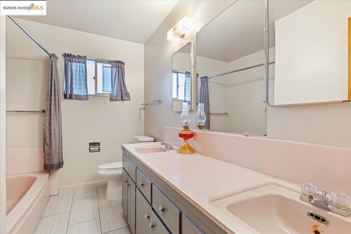 Detail Gallery Image 17 of 28 For 4704 Scotia Ave, Oakland,  CA 94605 - 4 Beds | 2/1 Baths