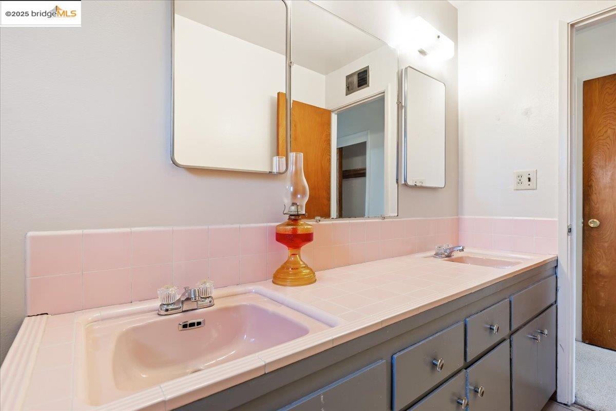 Detail Gallery Image 18 of 28 For 4704 Scotia Ave, Oakland,  CA 94605 - 4 Beds | 2/1 Baths