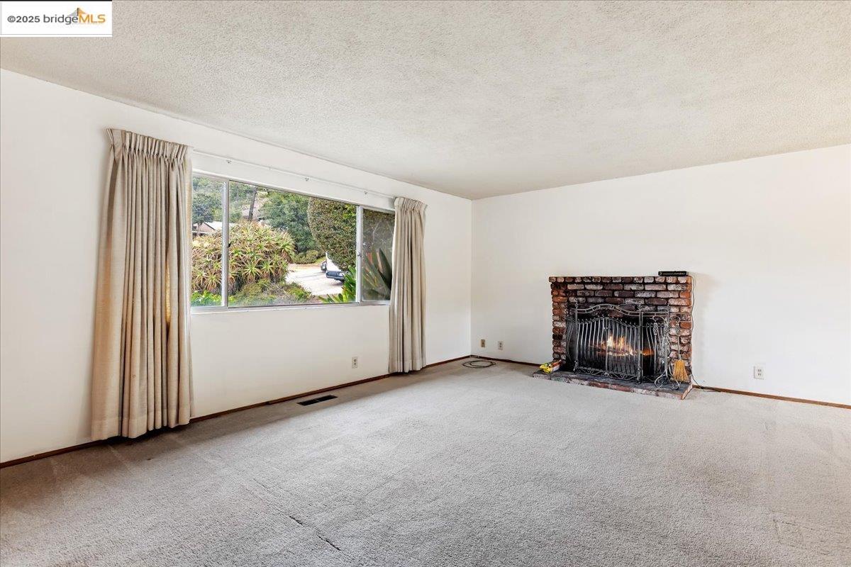 Detail Gallery Image 4 of 28 For 4704 Scotia Ave, Oakland,  CA 94605 - 4 Beds | 2/1 Baths