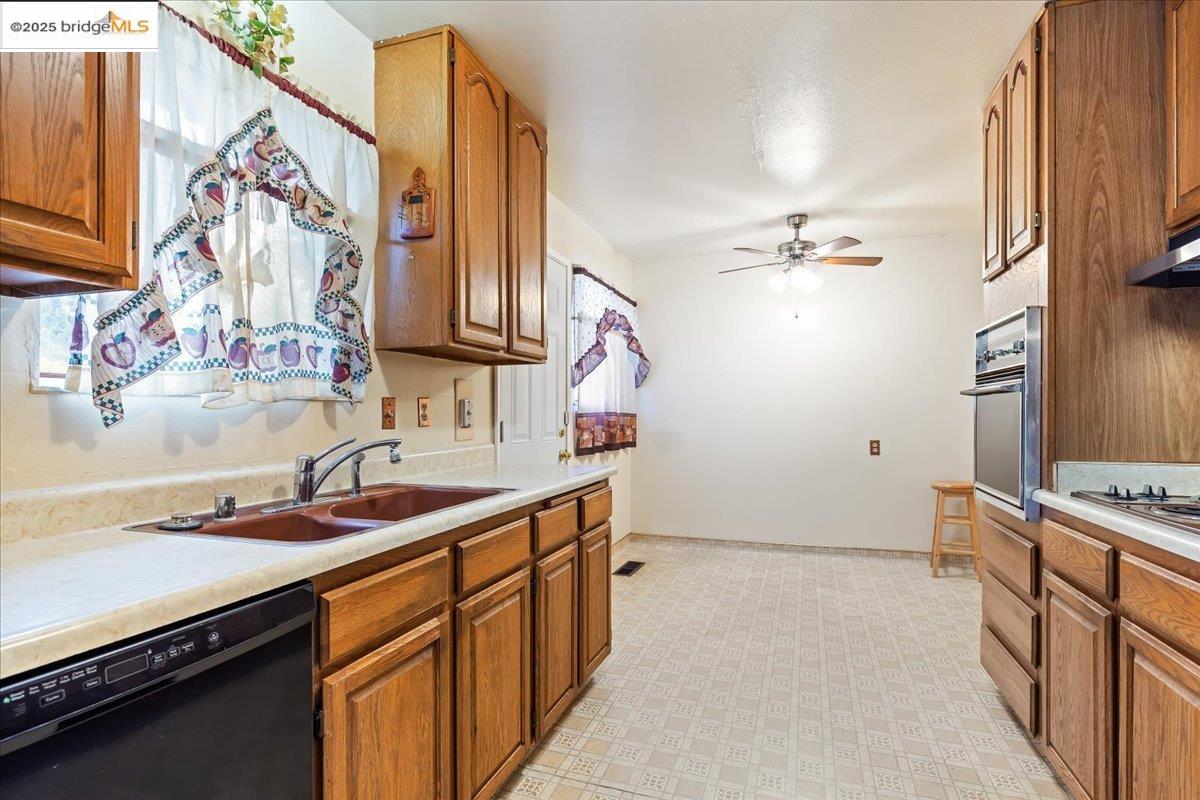 Detail Gallery Image 8 of 28 For 4704 Scotia Ave, Oakland,  CA 94605 - 4 Beds | 2/1 Baths