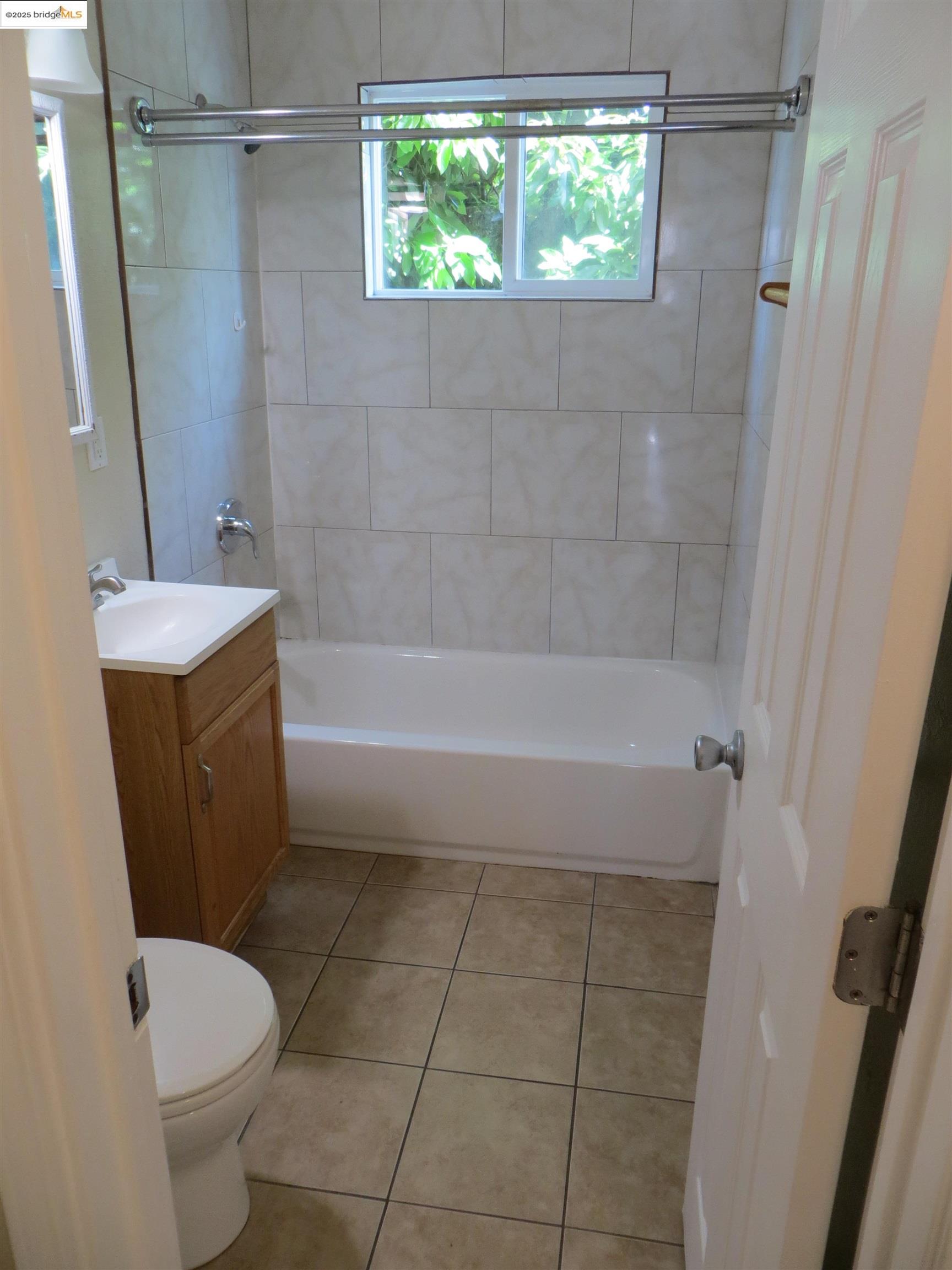 Detail Gallery Image 6 of 8 For 21462 Ocean View Dr, Hayward,  CA 94541 - – Beds | – Baths