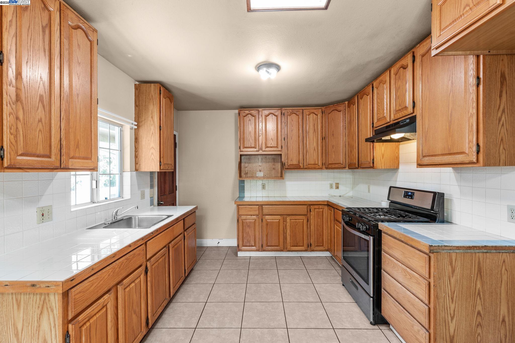 Detail Gallery Image 3 of 42 For 2825 Marlborough Avenue, Redwood City,  CA 94063 - 2 Beds | 1 Baths