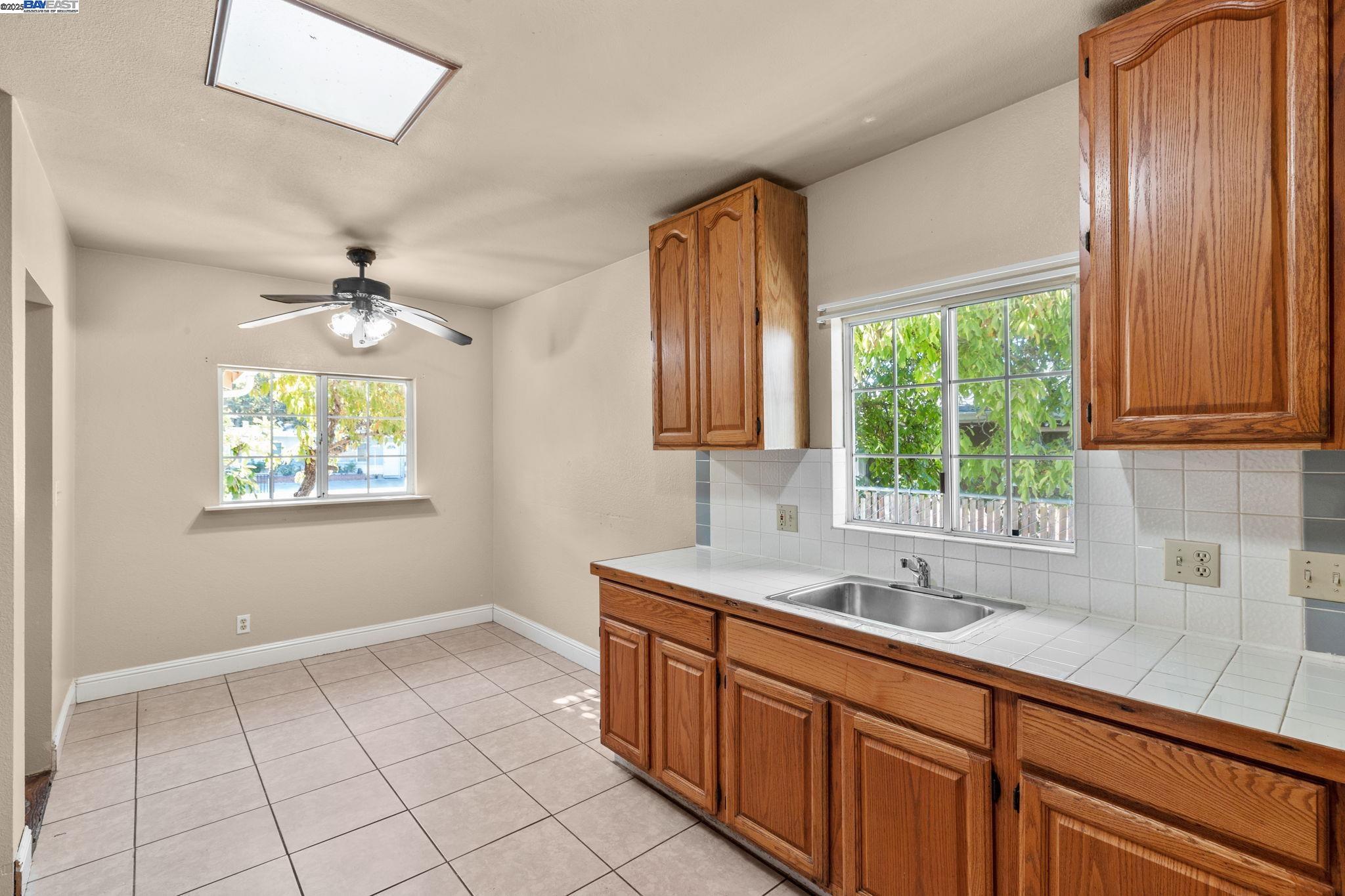 Detail Gallery Image 8 of 42 For 2825 Marlborough Avenue, Redwood City,  CA 94063 - 2 Beds | 1 Baths