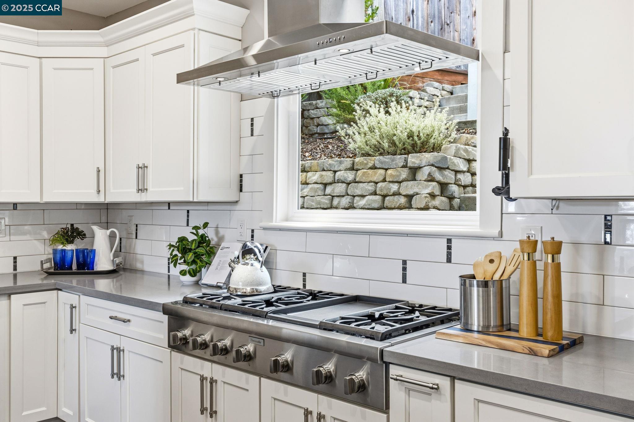 Detail Gallery Image 12 of 56 For 961 Oak View Cir, Lafayette,  CA 94549 - 5 Beds | 4/1 Baths