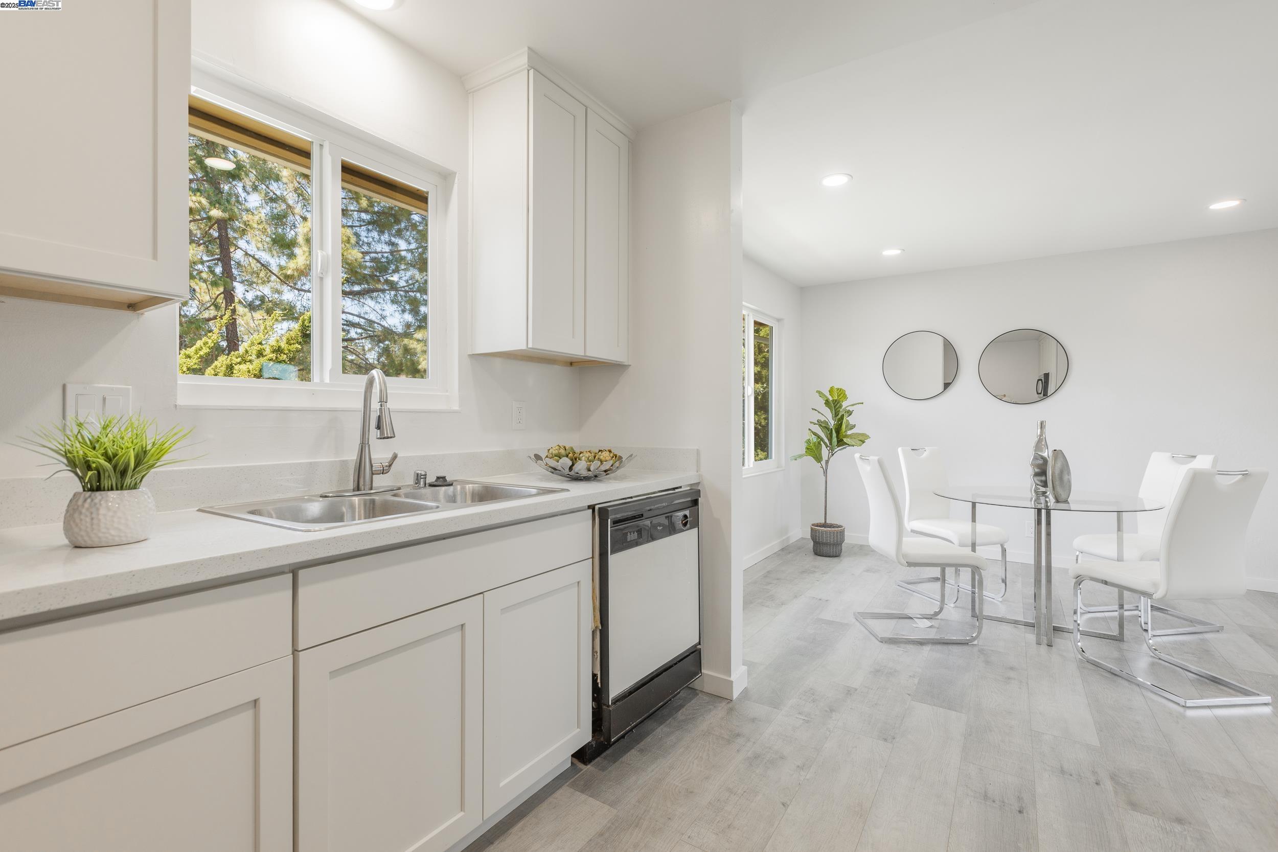 Detail Gallery Image 5 of 25 For 1965 Ascot Dr #6,  Moraga,  CA 94556 - 3 Beds | 2 Baths