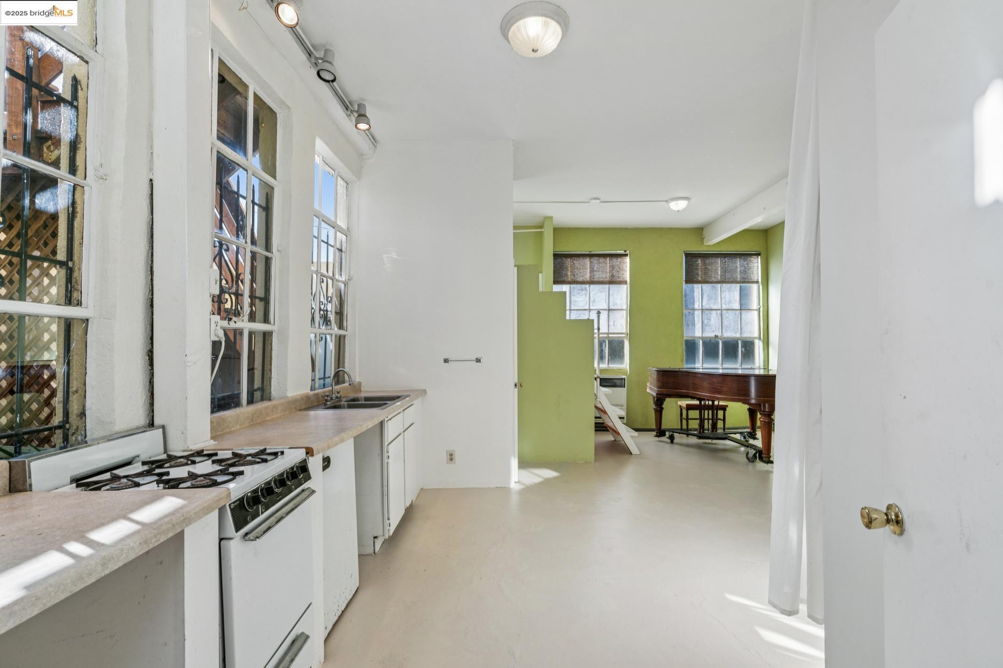 Detail Gallery Image 22 of 43 For 3412 Magnolia St, Oakland,  CA 94608 - 1 Beds | 1/1 Baths