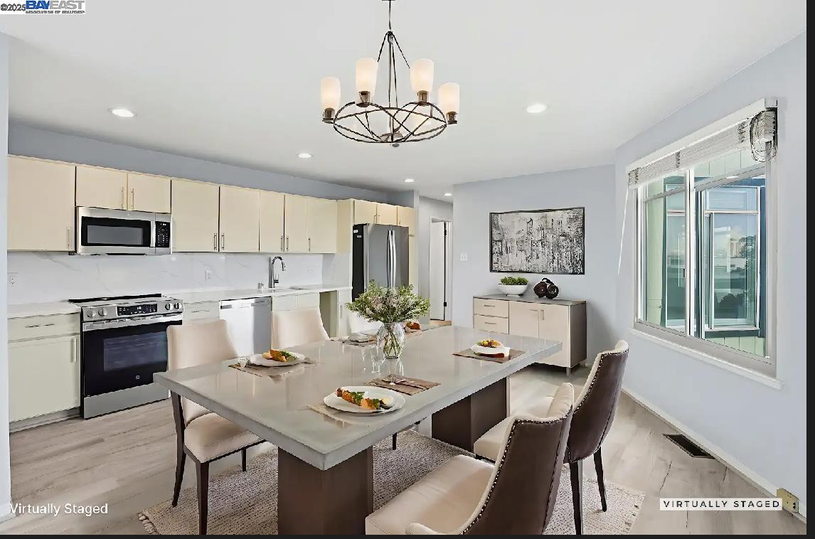 Detail Gallery Image 3 of 46 For 450 San Bruno Ave #2,  San Francisco,  CA 94110 - 3 Beds | 3 Baths