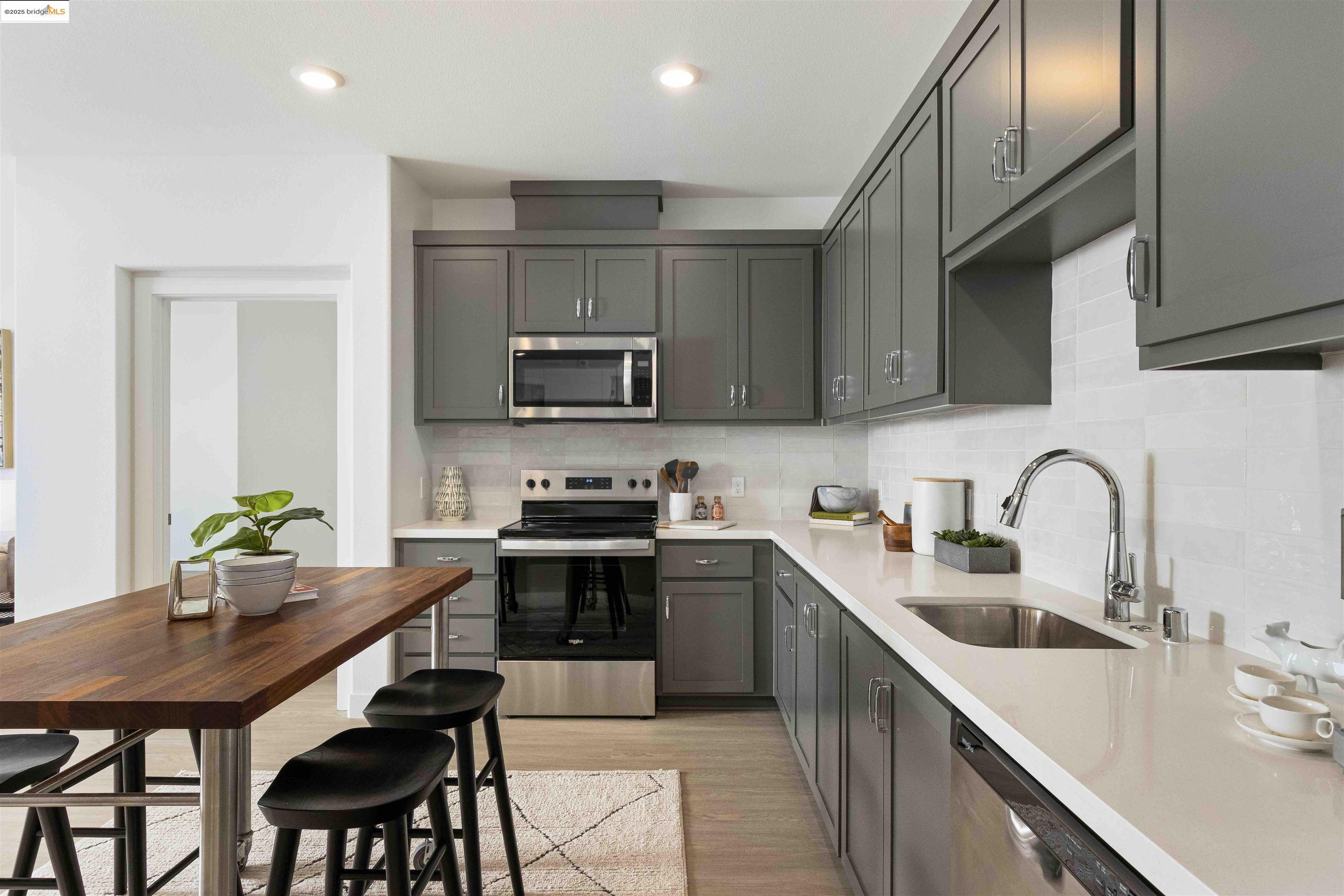 Detail Gallery Image 4 of 11 For 500 Somi Ct #314,  Hayward,  CA 94544 - 2 Beds | 2 Baths