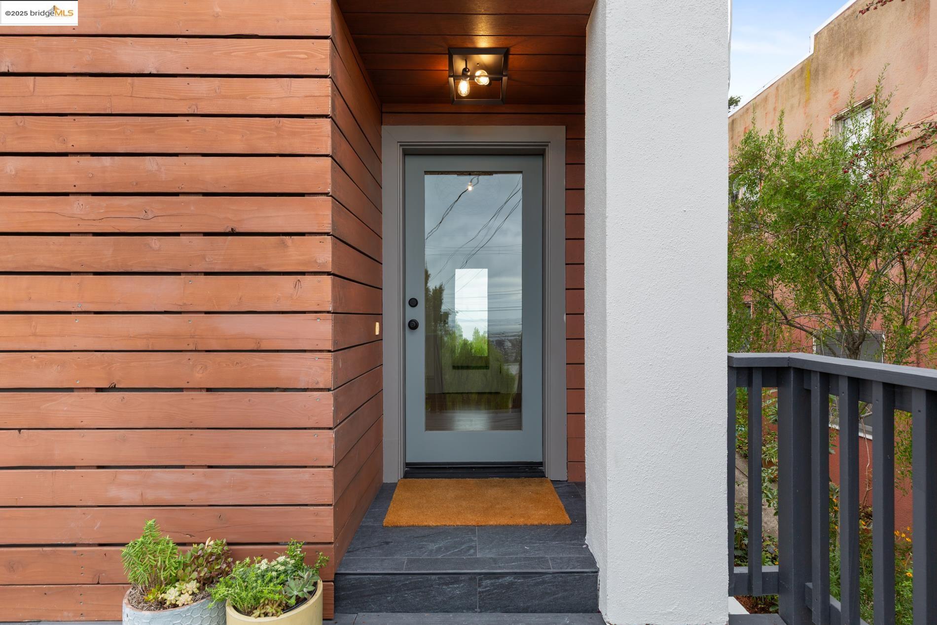 Detail Gallery Image 3 of 60 For 589 San Luis Rd., Berkeley,  CA 94707-1723 - 4 Beds | 2 Baths