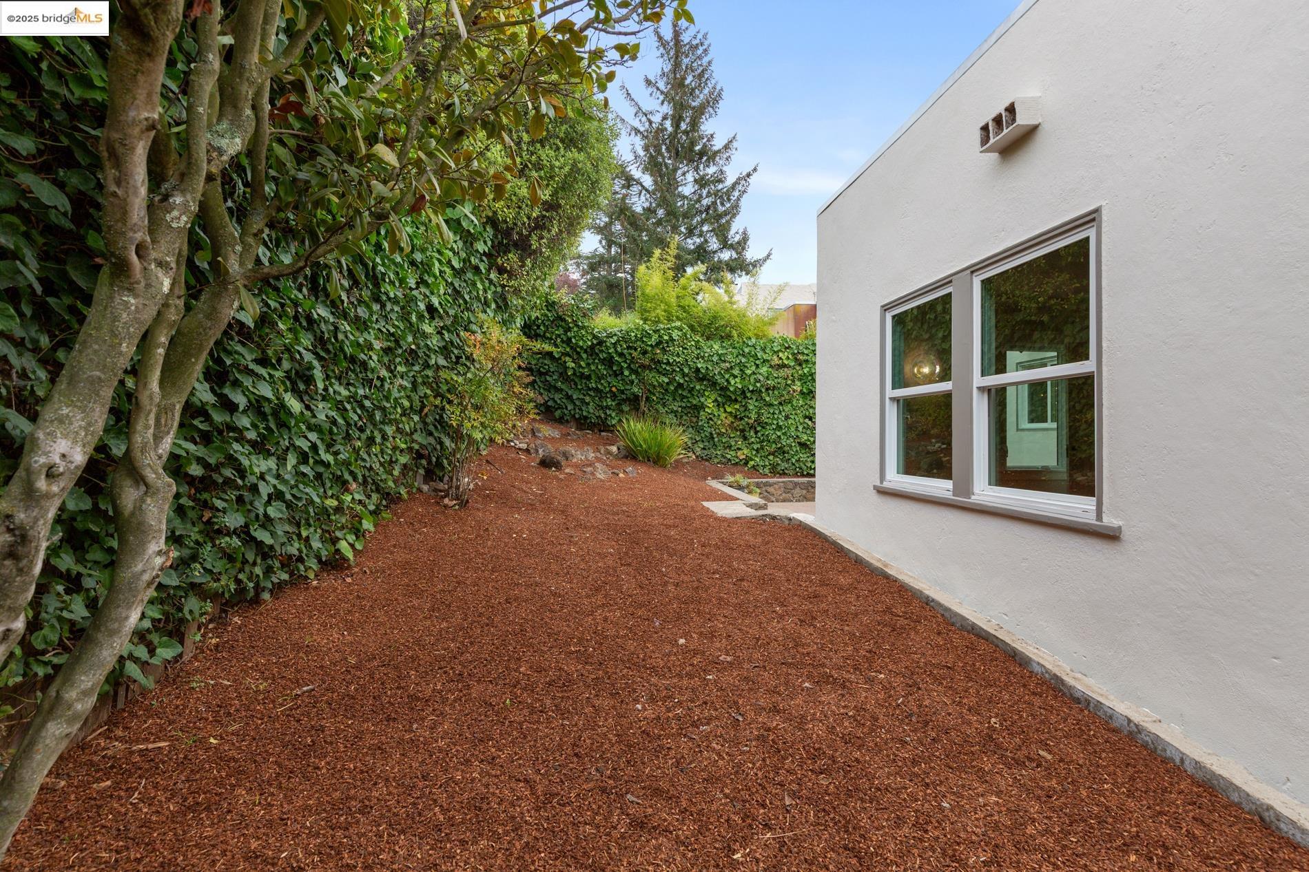 Detail Gallery Image 33 of 60 For 589 San Luis Rd., Berkeley,  CA 94707-1723 - 4 Beds | 2 Baths