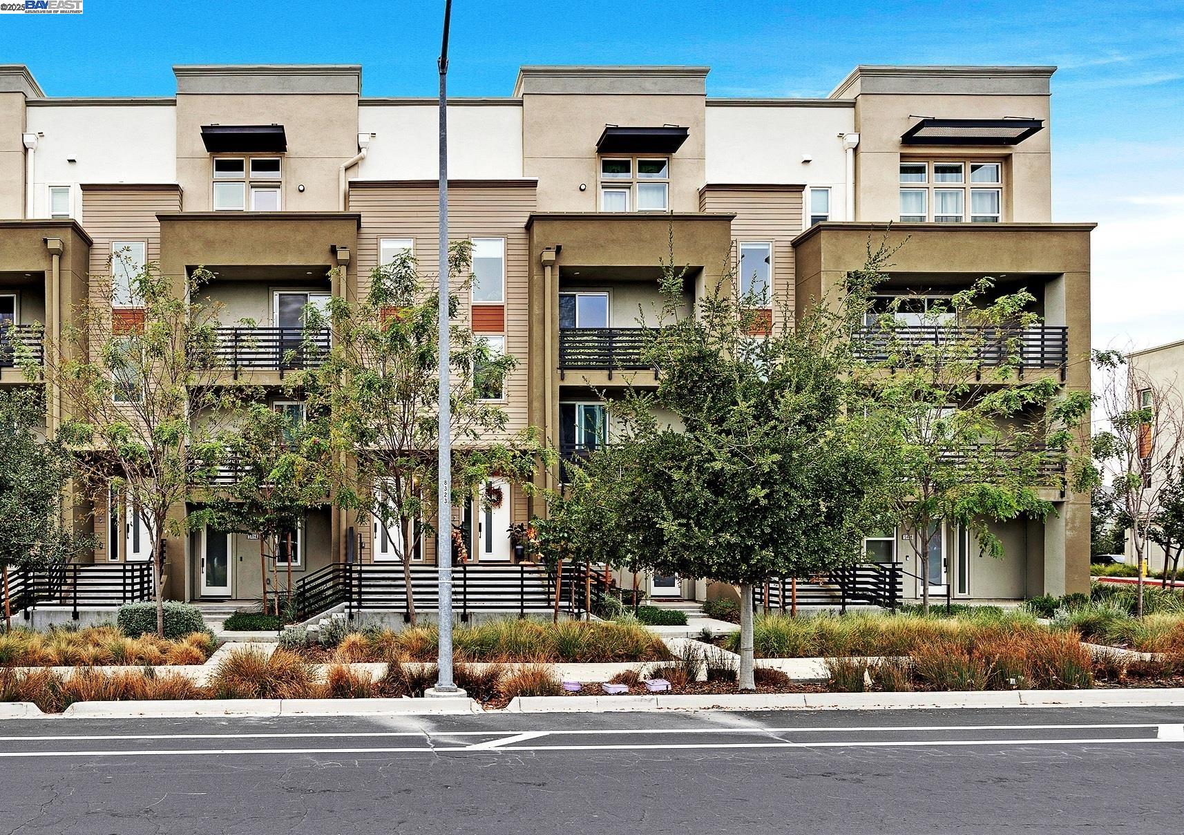 Detail Gallery Image 2 of 35 For 5422 Arnold Rd, Dublin,  CA 94568 - 4 Beds | 3 Baths