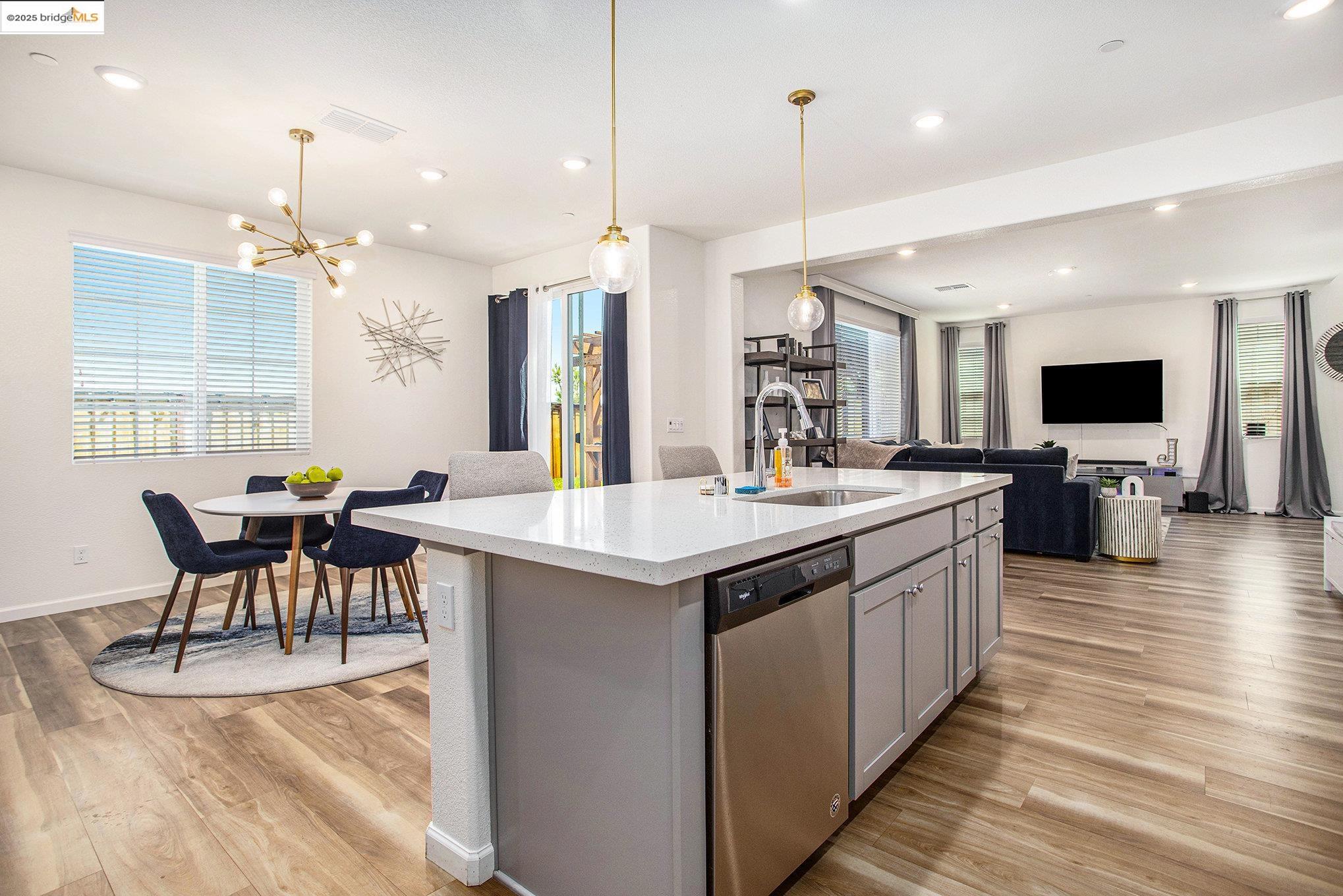 Detail Gallery Image 11 of 33 For 6476 Dan Havicus Dr, Tracy,  CA 95377 - 4 Beds | 3 Baths