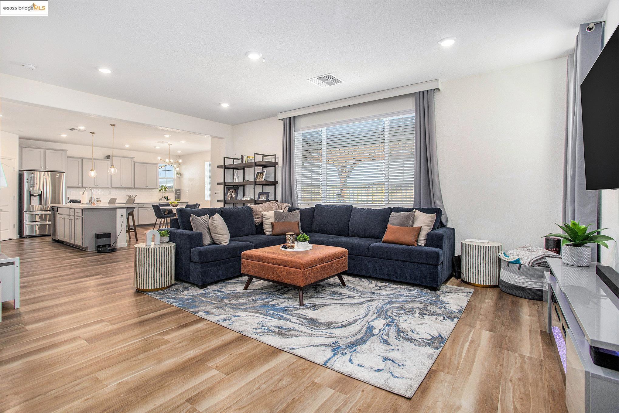 Detail Gallery Image 4 of 33 For 6476 Dan Havicus Dr, Tracy,  CA 95377 - 4 Beds | 3 Baths