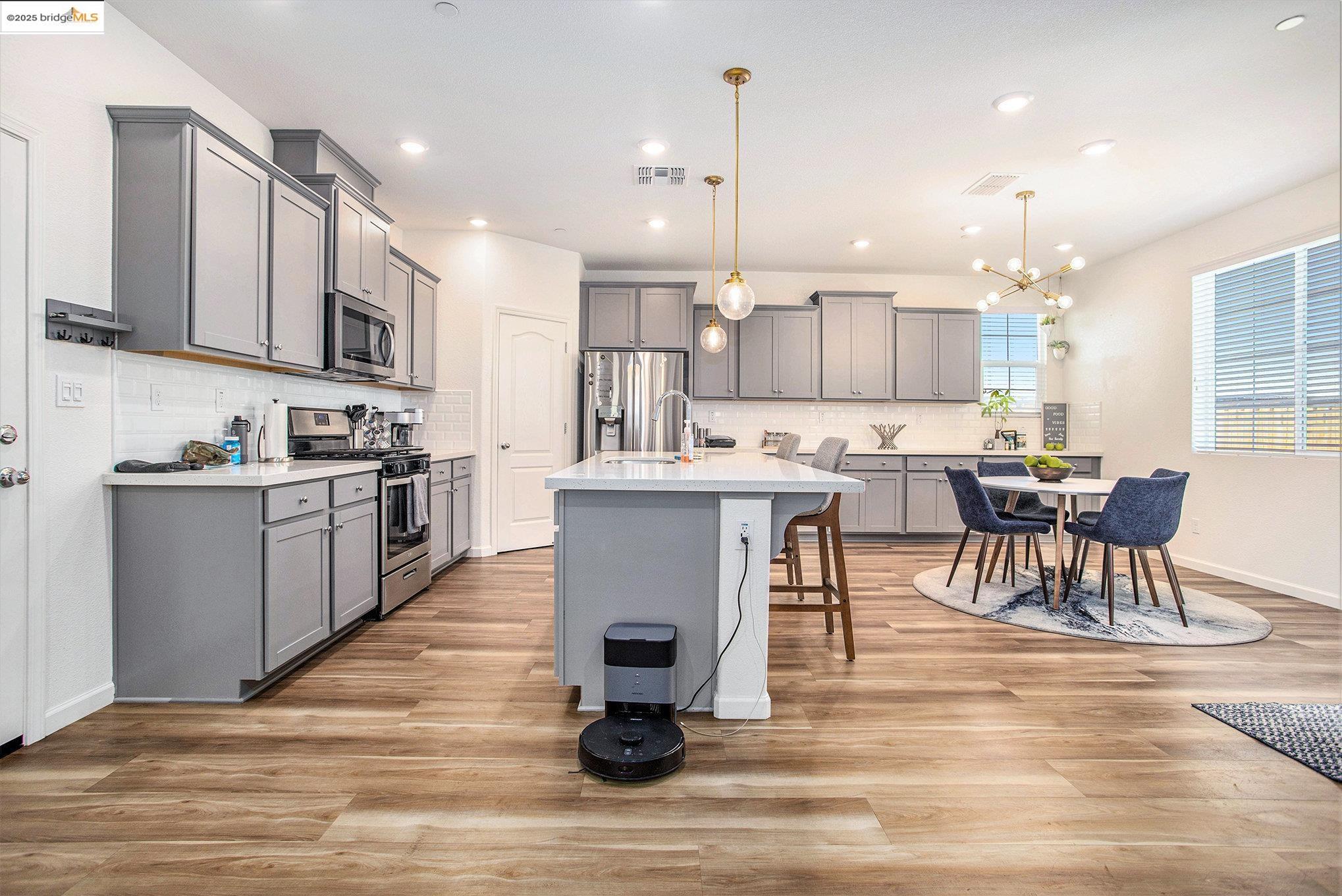 Detail Gallery Image 8 of 33 For 6476 Dan Havicus Dr, Tracy,  CA 95377 - 4 Beds | 3 Baths