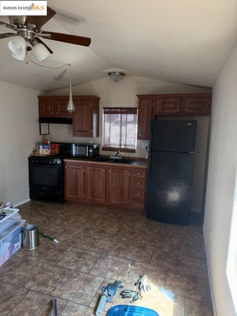 Detail Gallery Image 6 of 12 For 14831 Bancroft Ave. #27,  San Leandro,  CA 94578 - 1 Beds | 1 Baths