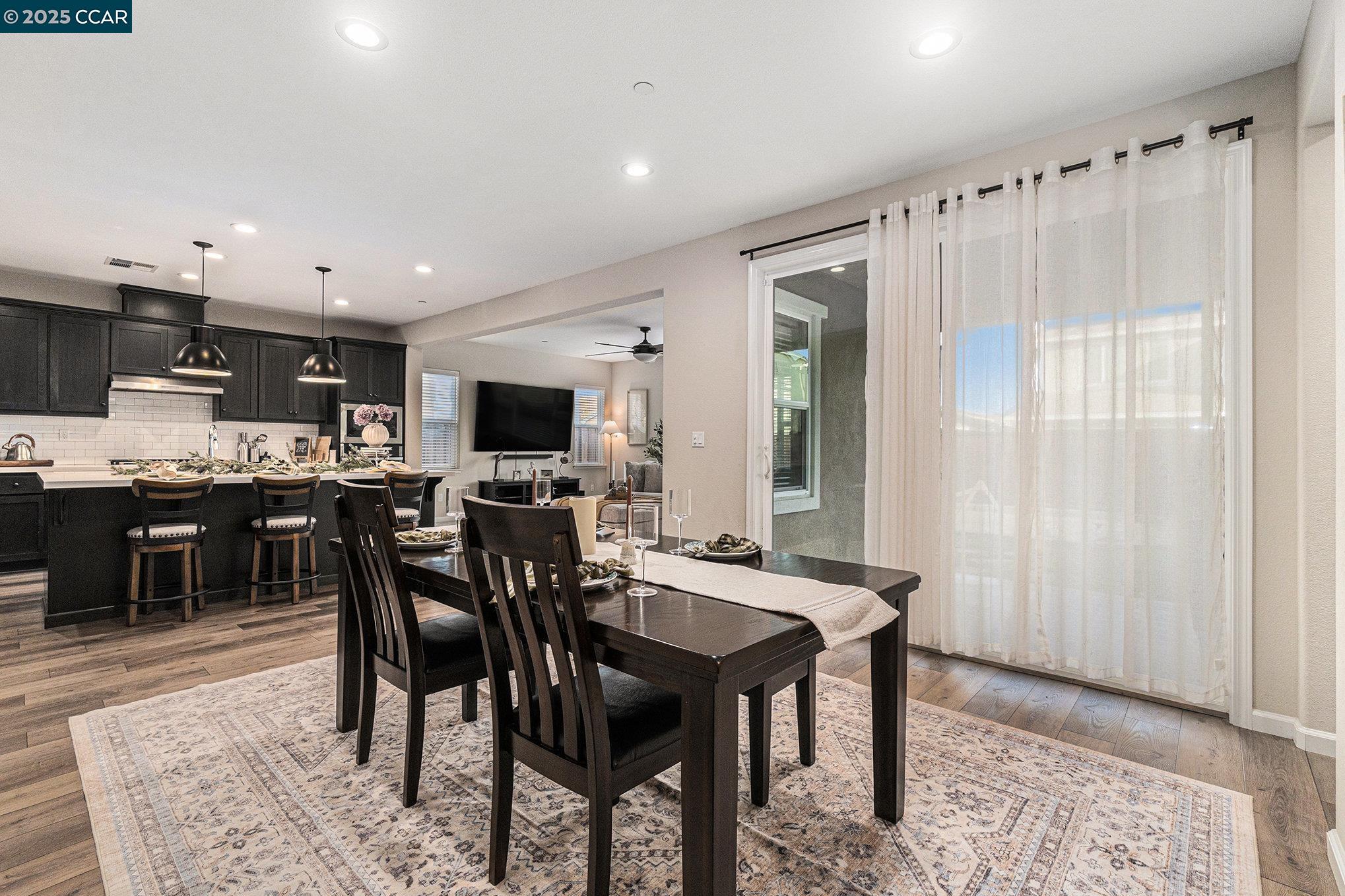 Detail Gallery Image 5 of 45 For 208 Littleton St, Oakley,  CA 94561 - 5 Beds | 4 Baths