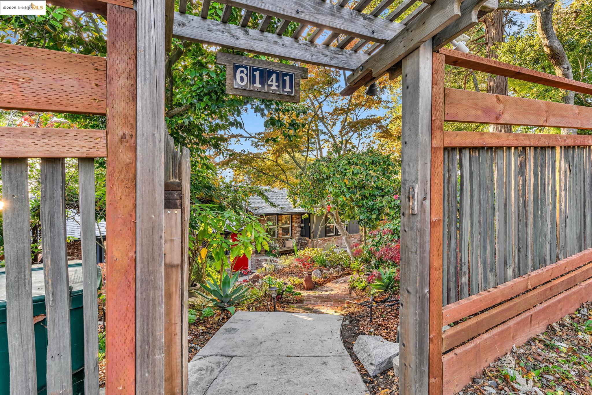 Detail Gallery Image 2 of 58 For 6141 Merriewood Dr, Oakland,  CA 94611 - 5 Beds | 4 Baths