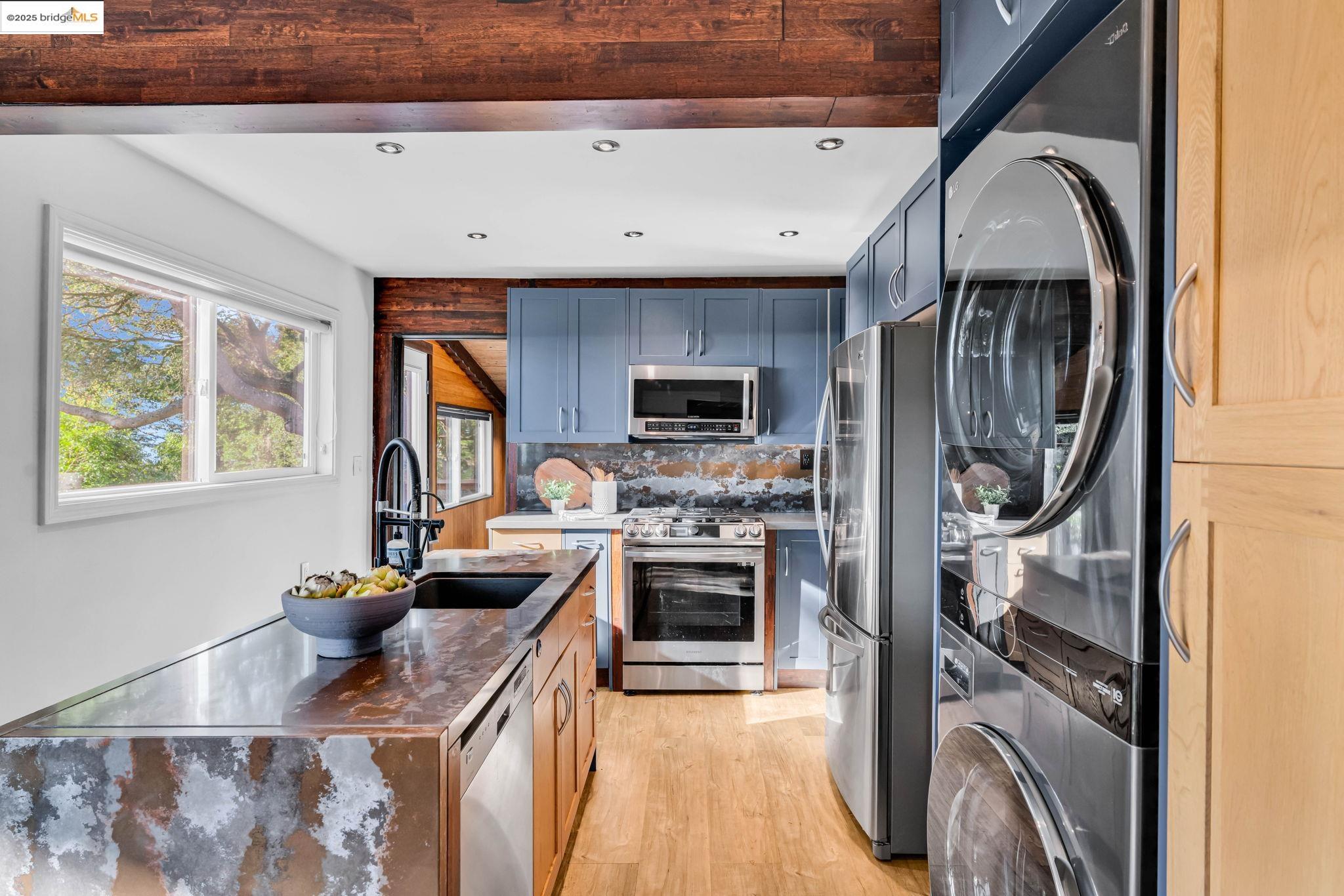 Detail Gallery Image 18 of 58 For 6141 Merriewood Dr, Oakland,  CA 94611 - 5 Beds | 4 Baths