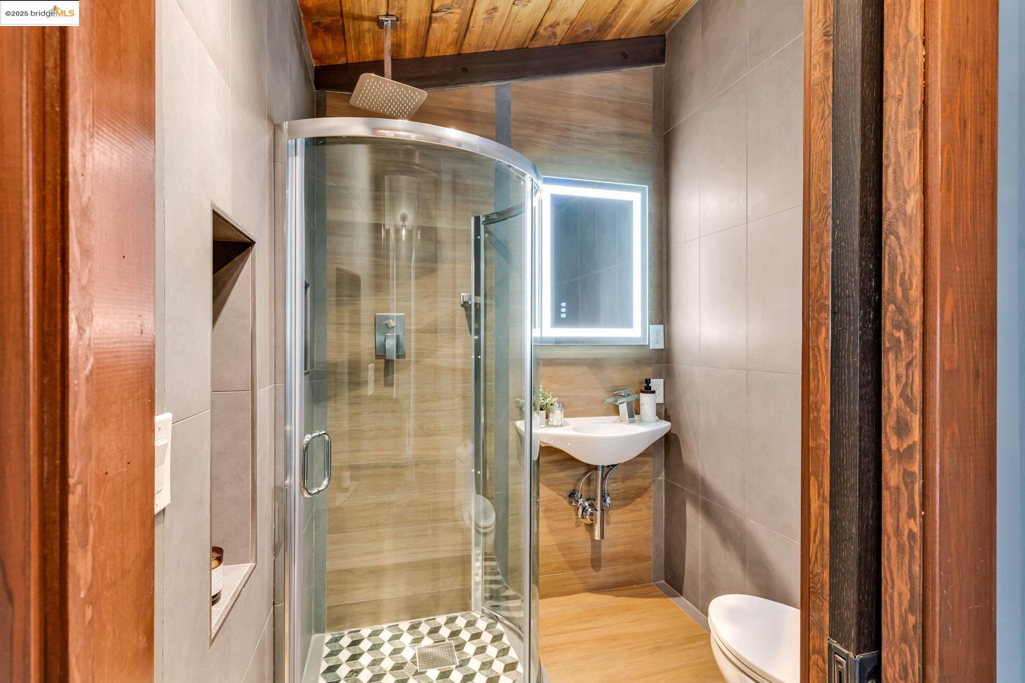 Detail Gallery Image 22 of 58 For 6141 Merriewood Dr, Oakland,  CA 94611 - 5 Beds | 4 Baths