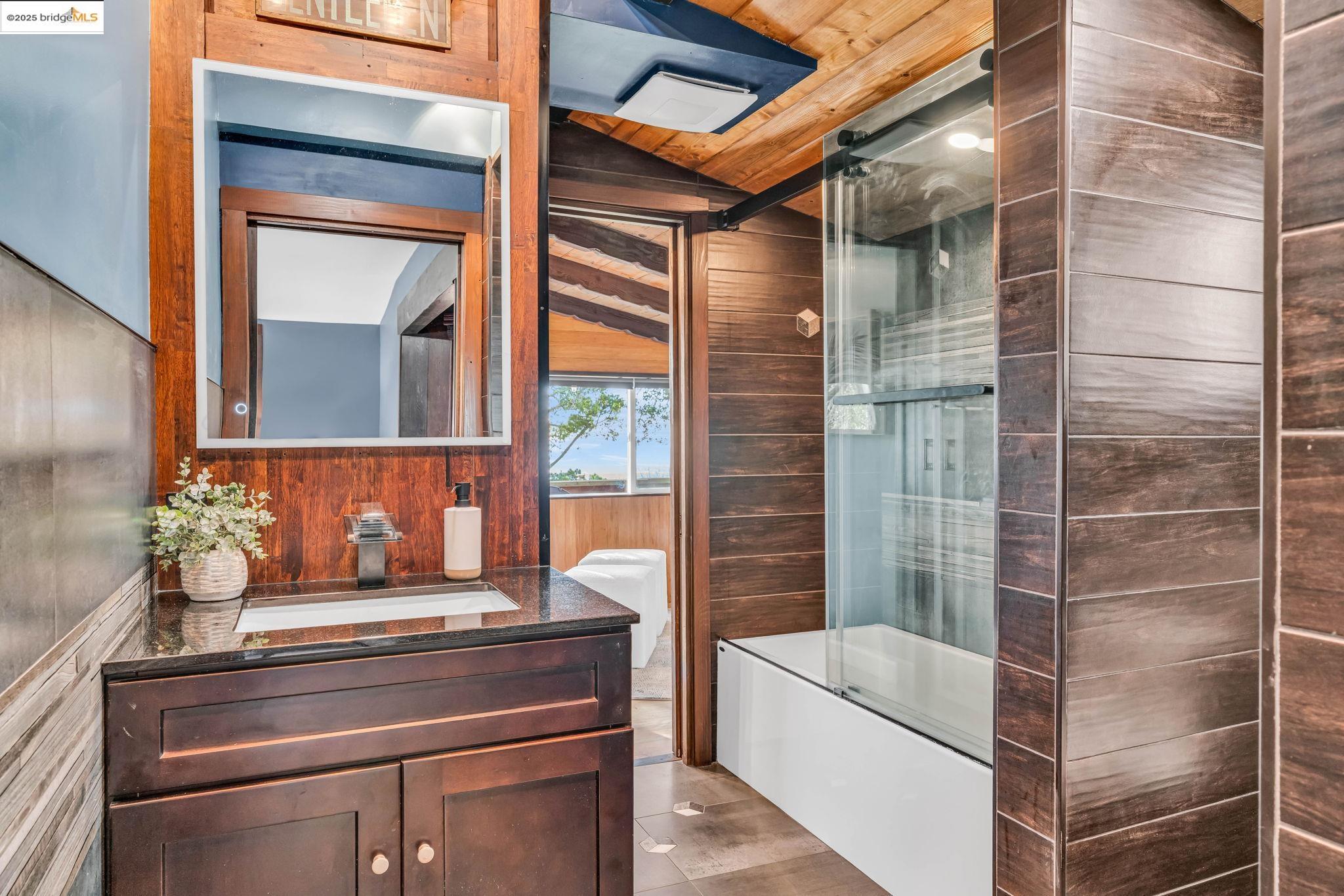 Detail Gallery Image 26 of 58 For 6141 Merriewood Dr, Oakland,  CA 94611 - 5 Beds | 4 Baths