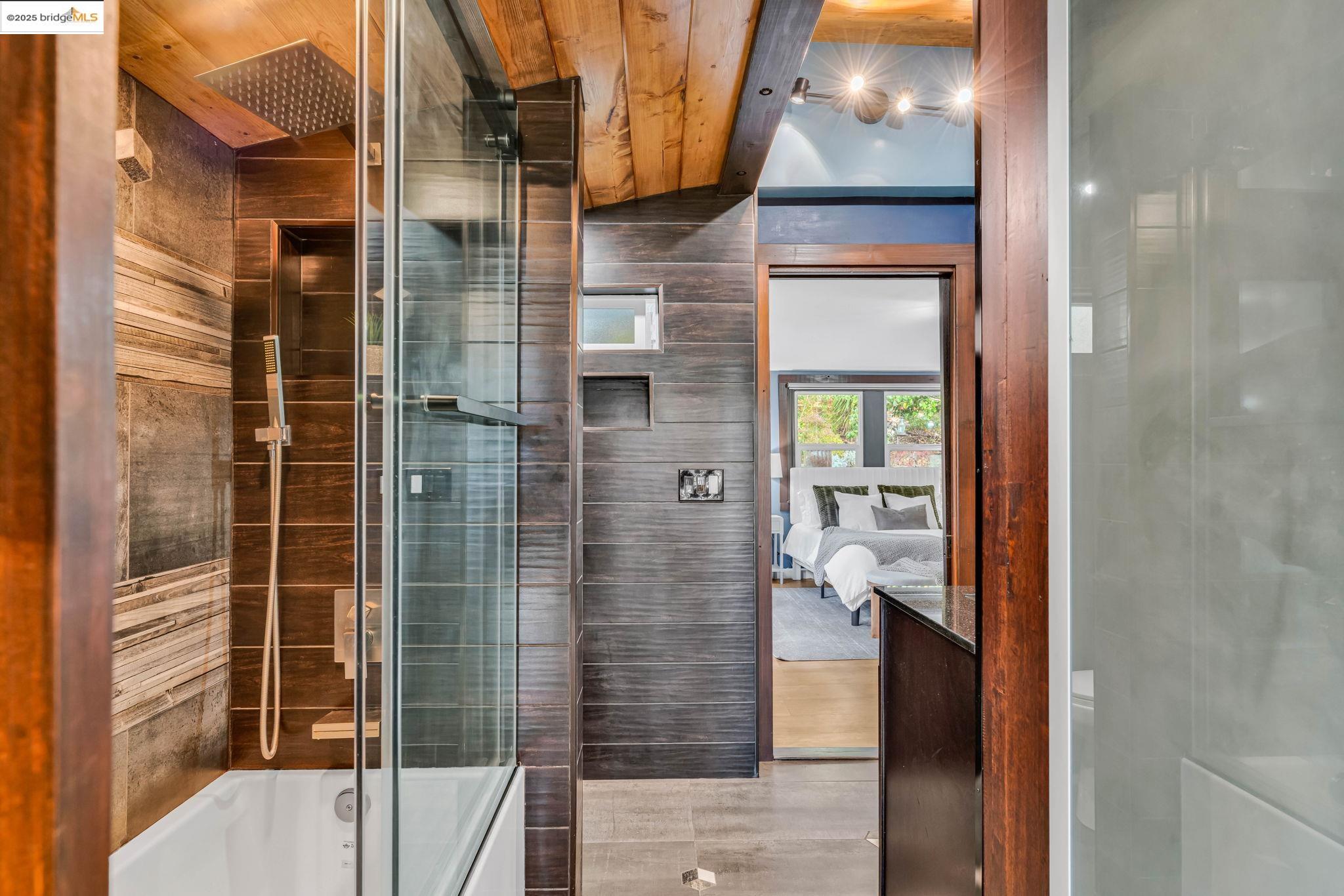 Detail Gallery Image 27 of 58 For 6141 Merriewood Dr, Oakland,  CA 94611 - 5 Beds | 4 Baths