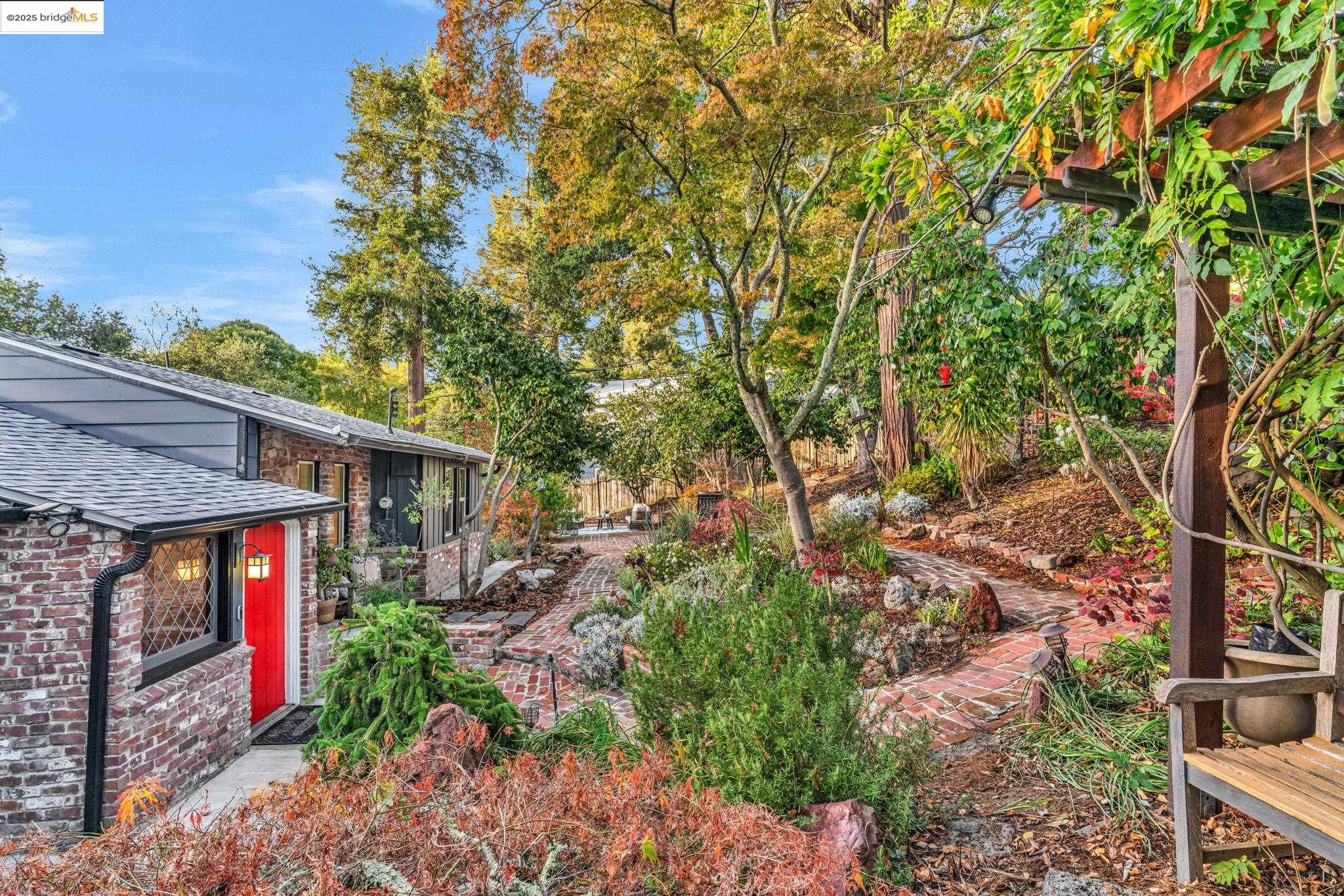 Detail Gallery Image 4 of 58 For 6141 Merriewood Dr, Oakland,  CA 94611 - 5 Beds | 4 Baths