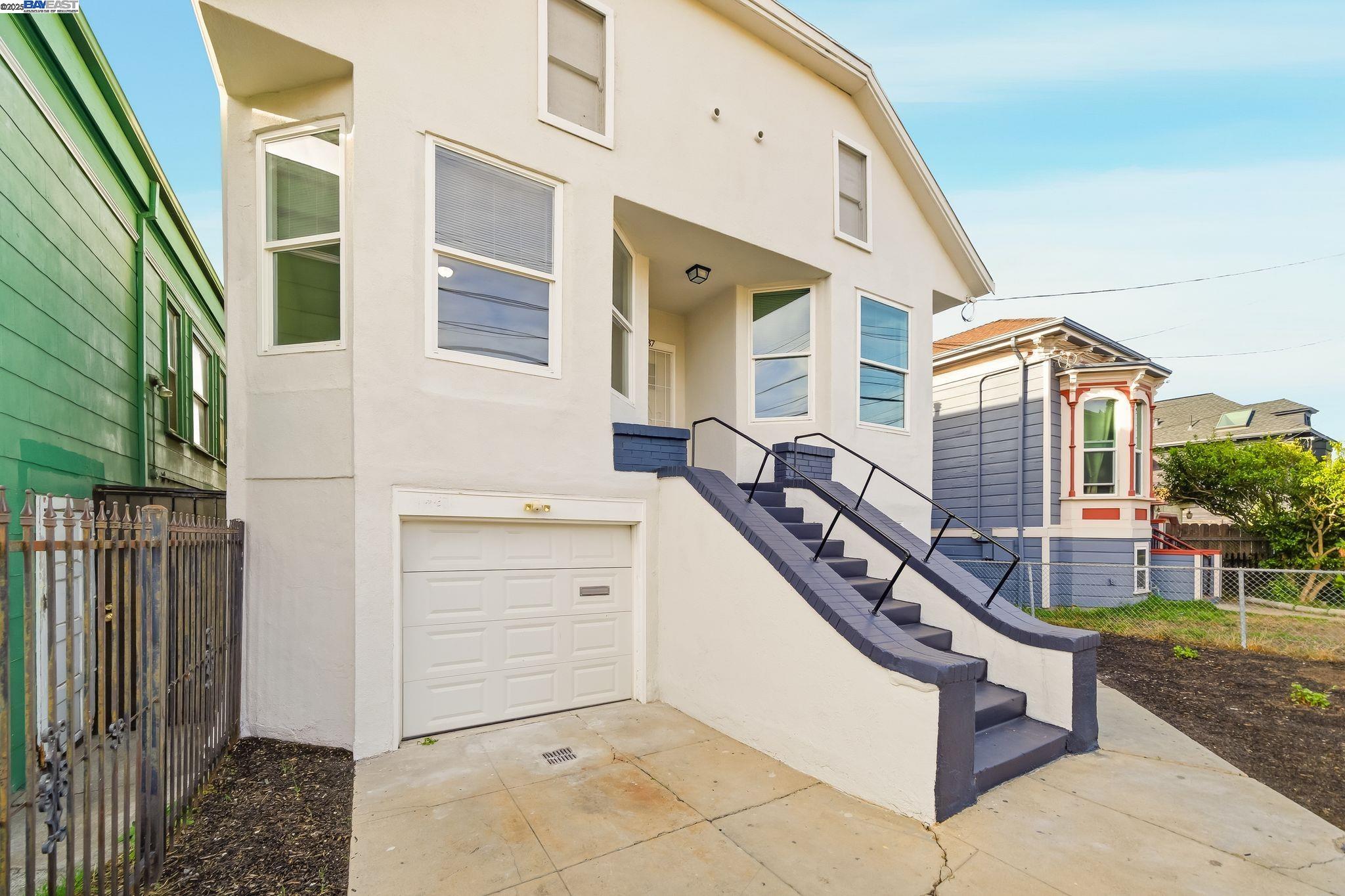 Detail Gallery Image 2 of 32 For 3237 Linden St, Oakland,  CA 94608 - 2 Beds | 1 Baths