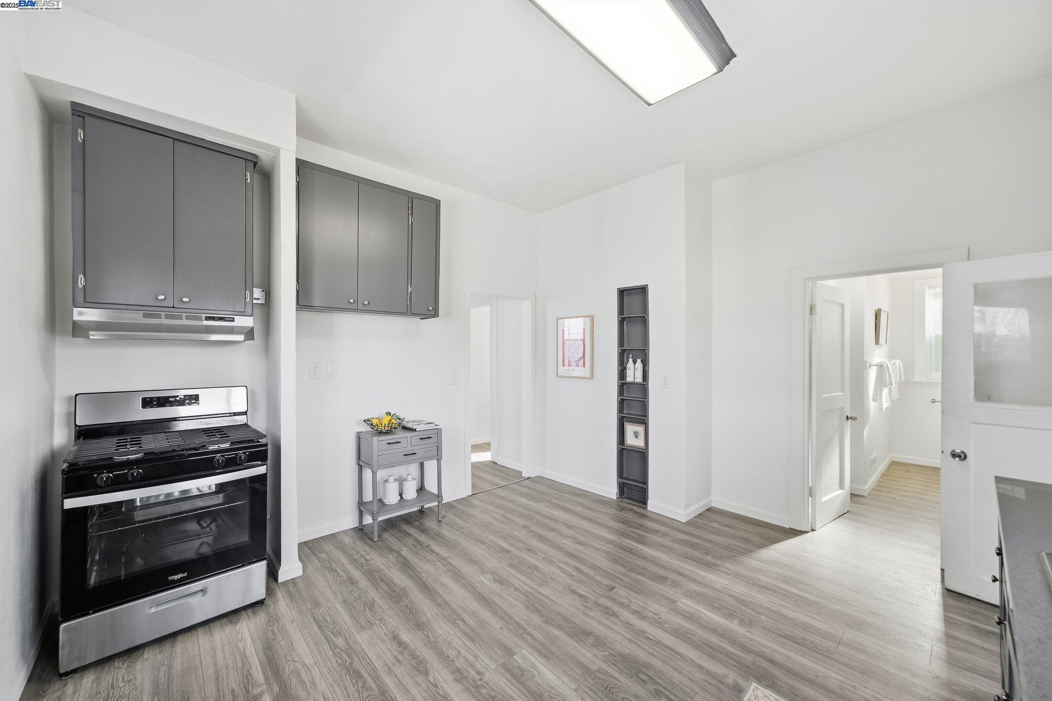 Detail Gallery Image 11 of 32 For 3237 Linden St, Oakland,  CA 94608 - 2 Beds | 1 Baths