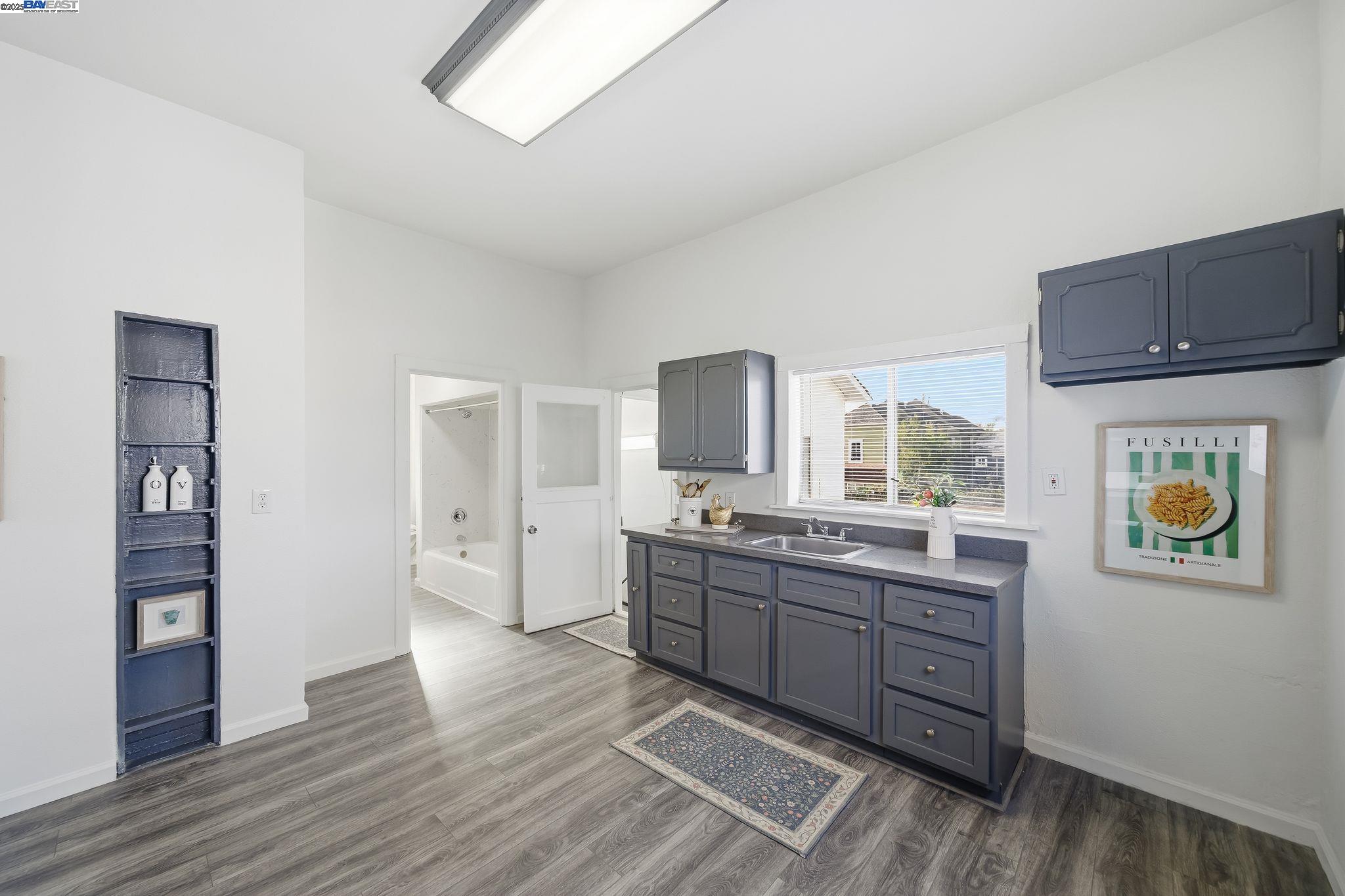 Detail Gallery Image 12 of 32 For 3237 Linden St, Oakland,  CA 94608 - 2 Beds | 1 Baths