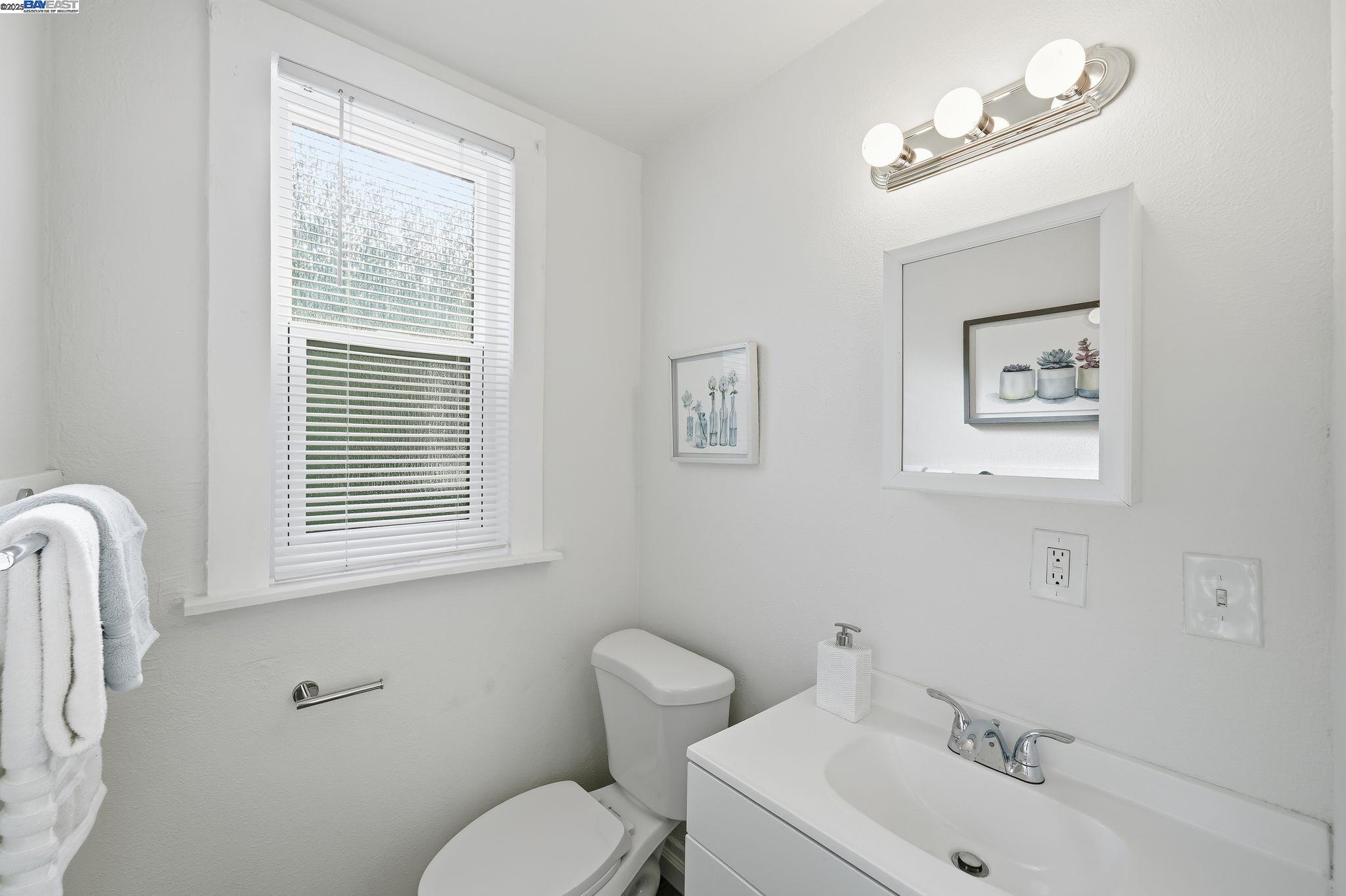 Detail Gallery Image 15 of 32 For 3237 Linden St, Oakland,  CA 94608 - 2 Beds | 1 Baths