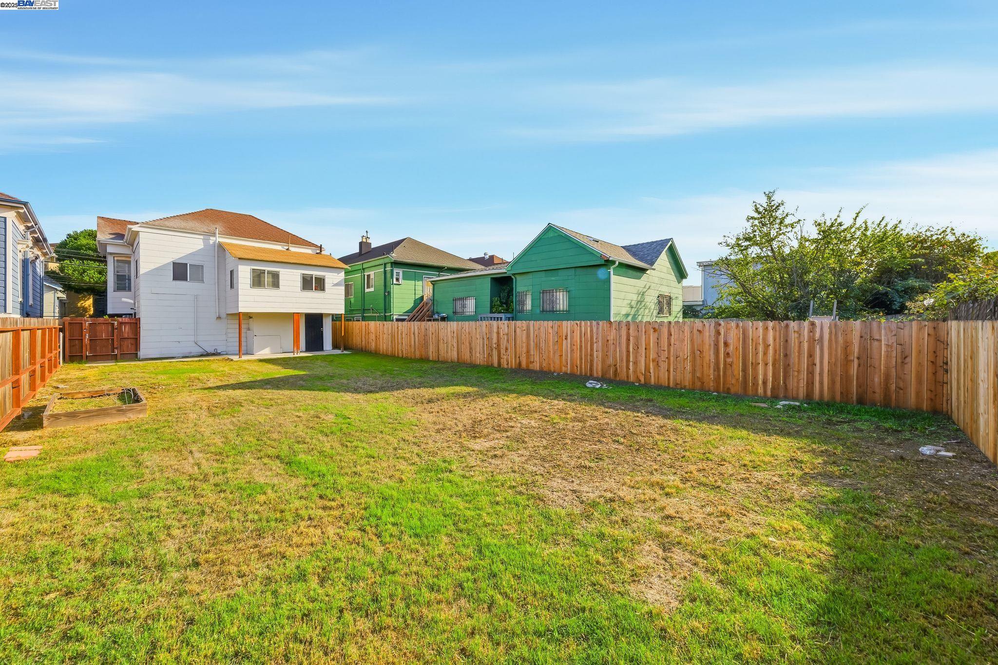 Detail Gallery Image 3 of 32 For 3237 Linden St, Oakland,  CA 94608 - 2 Beds | 1 Baths