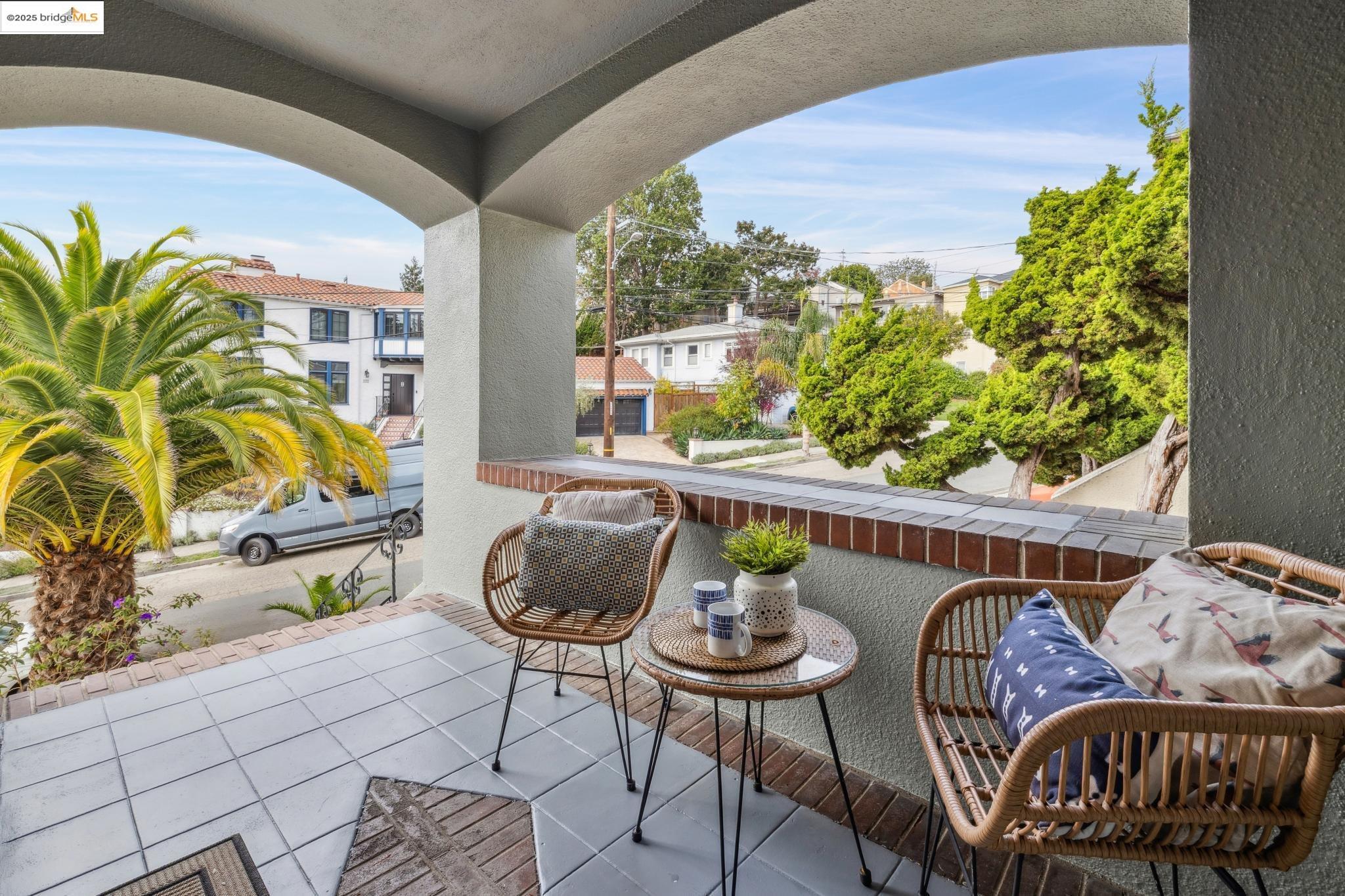 Detail Gallery Image 6 of 60 For 574 Weldon Ave, Oakland,  CA 94610 - 3 Beds | 2/1 Baths